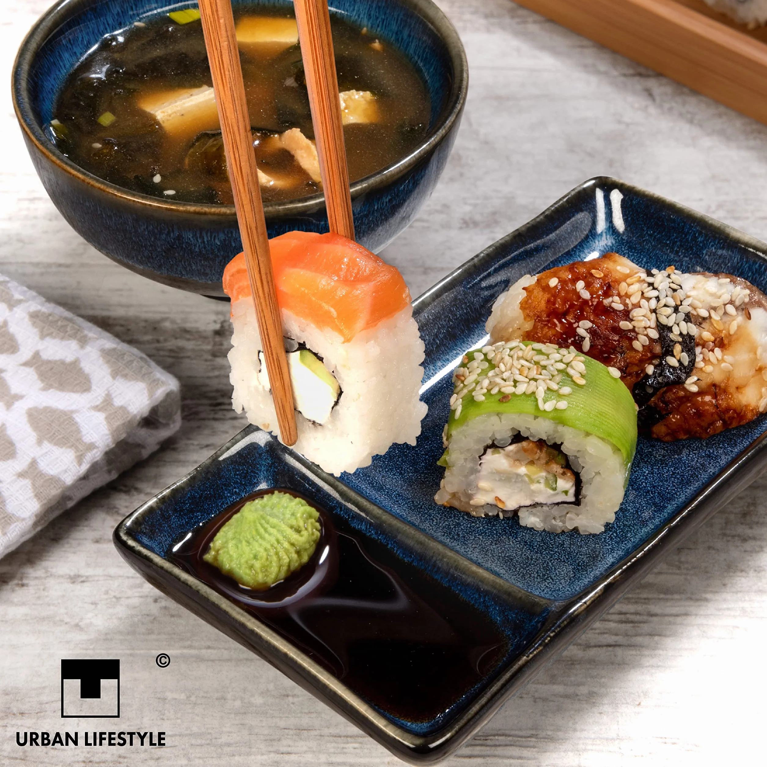 Zestaw do sushi Misaki w kolorze szaro-niebieskim dla dwóch osób, 2 talerze do sushi, 2 miski z ceramiki, 2 pary pałeczek z bambusa (Granatowy)
