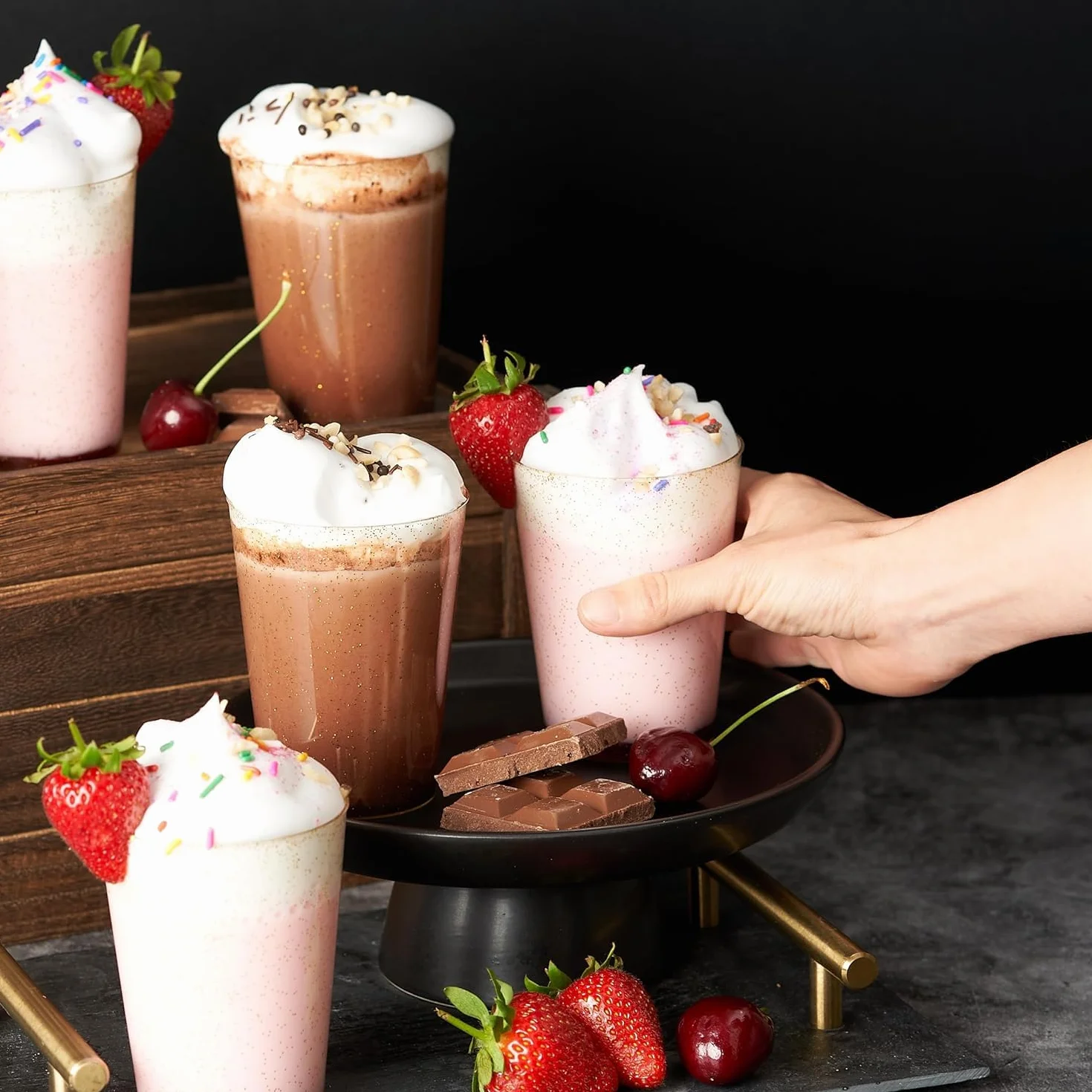 MATANA 150 przezroczystych kubków z twardego plastiku, złoty brokat (285 ml / 10 oz), stylowe kieliszki wielokrotnego użytku na urodziny, wesela, Boże Narodzenie, grille, imprezy