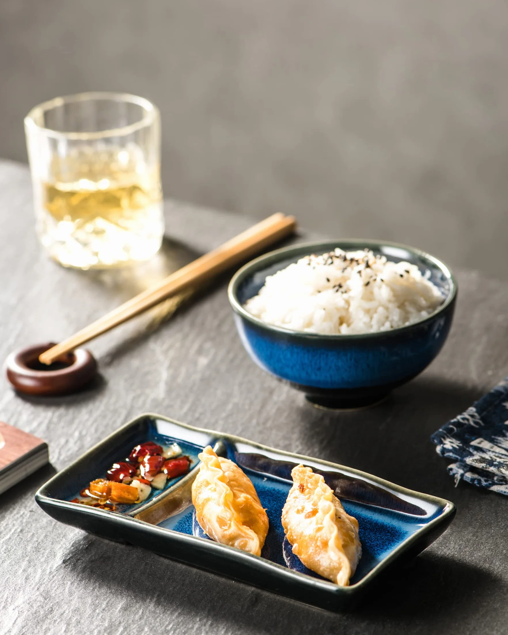 HENXFEN LEAD Zestaw zastawy stołowej do sushi, japońska zastawa stołowa do zupy miso Maki Sushi ryżu z 2 talerzami do sushi, miskami, parą pałeczek, granatowy