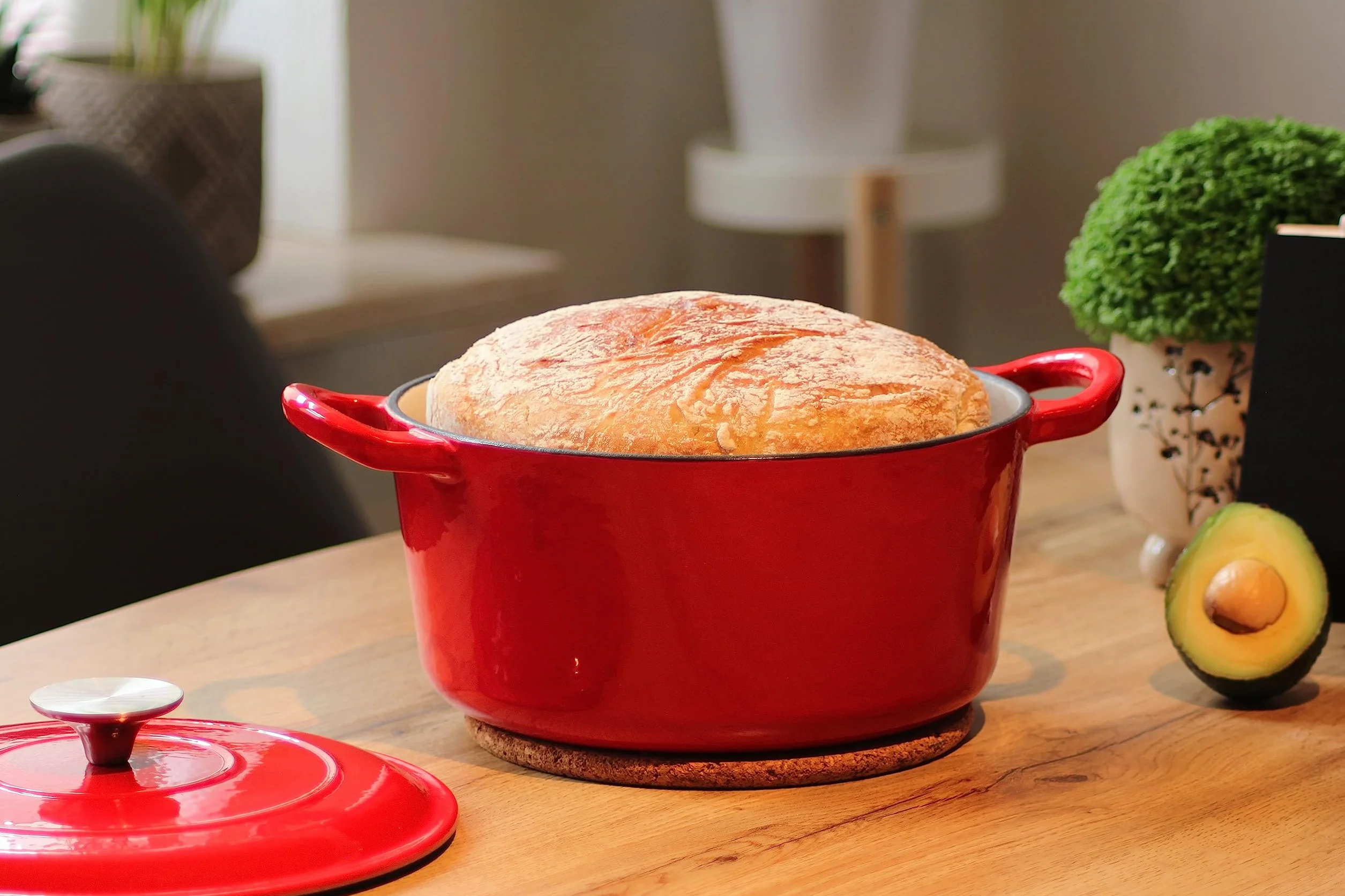 Echtwerk Cast Iron Dutch Oven with Enamel Coating, Cast Iron Pot, Roasting Dish with Lid, Bread Baking Pot Round, Suitable for Oven, Grill, BBQ and Induction, Red, 3.5 L