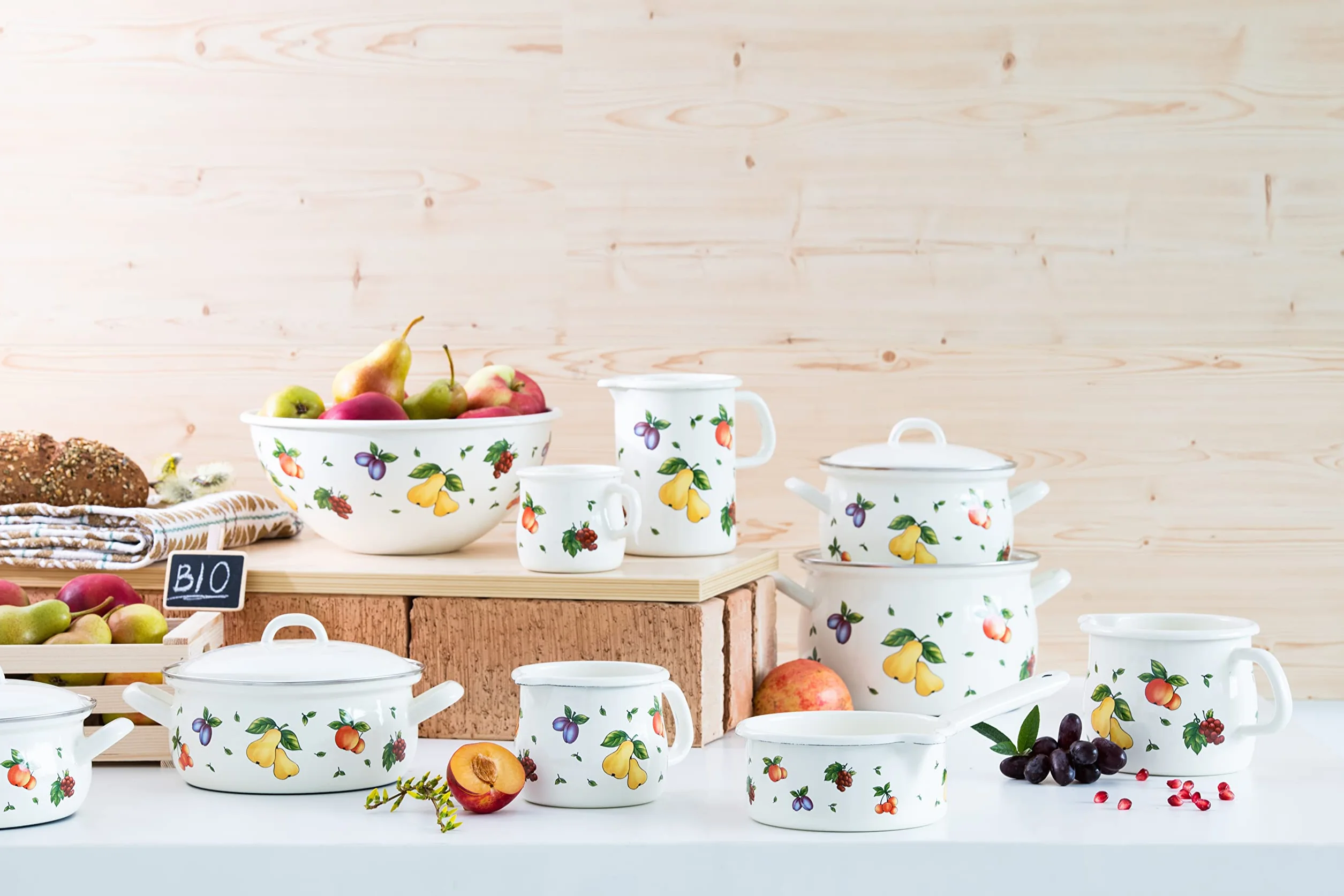 RIESS Garnek emaliowany z dziobem 1,7 l 14 cm indukcyjny biały z dekoracją owocową