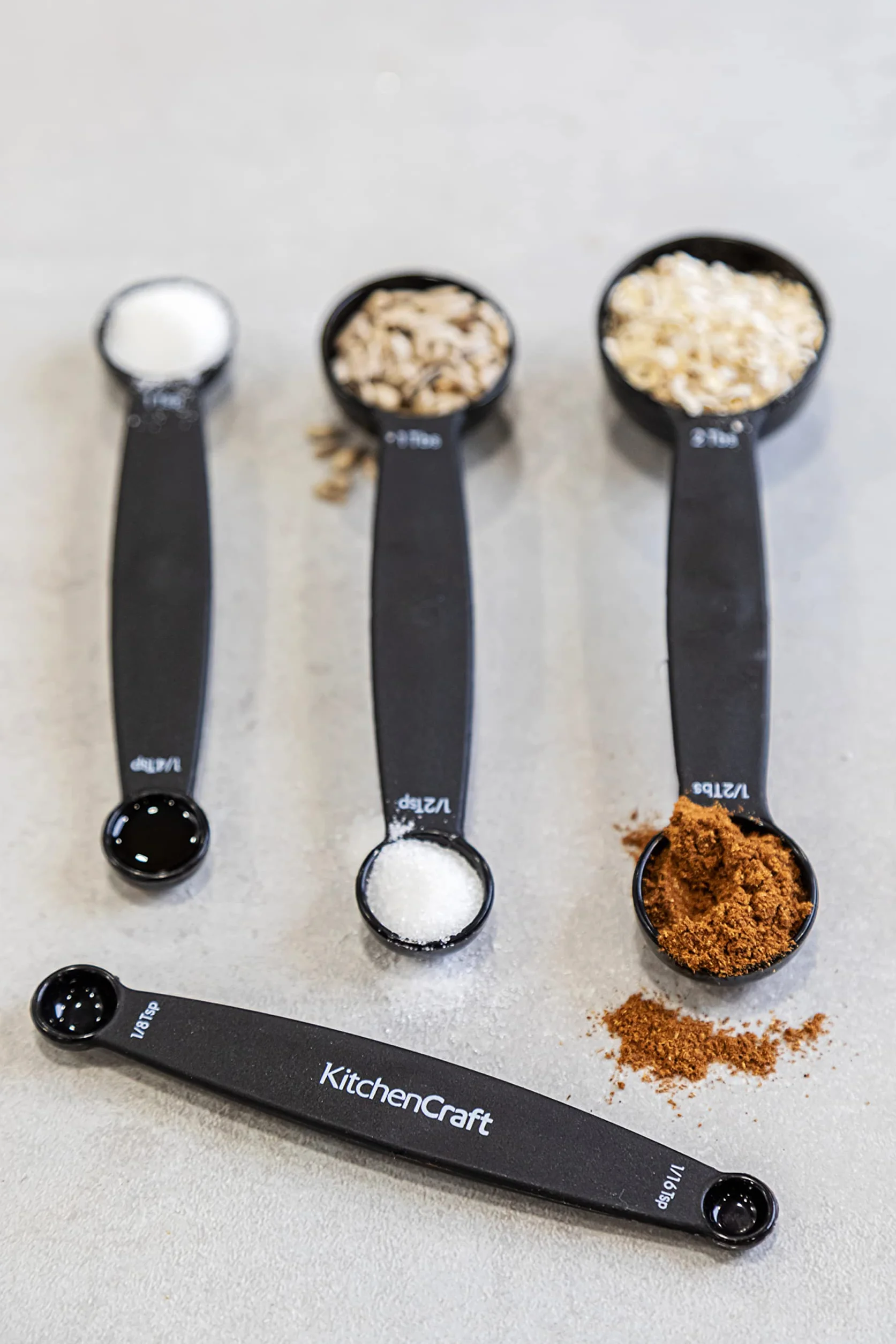 KitchenCraft Zestaw Magnetycznych Miarek w Formie Łyżeczek, 4 Sztuki, Kompaktowe - Kolor Czarny