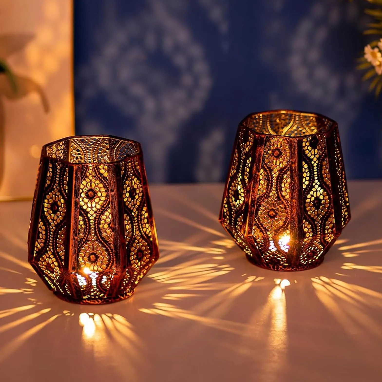 Romadedi Orientalna latarnia - zestaw 2 sztuki, brązowa, orientalny świecznik metalowy, dekoracja do świec stojących, świeczki typu tealight, świeczki do salonu, dekoracja stołu, łazienka, sypialnia