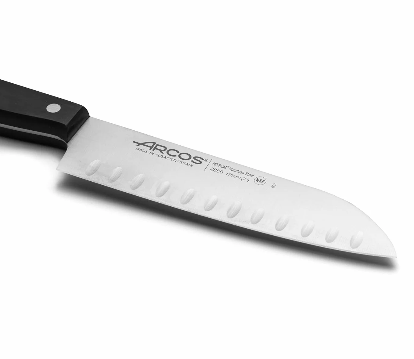 ARCOS Noże Santoku i ze stali. Japoński ostry nóż do ryb, mięsa i warzyw. Ergonomiczna rękojeść z i ostrze o długości 170 mm. Seria Universal. Kolor czarny.