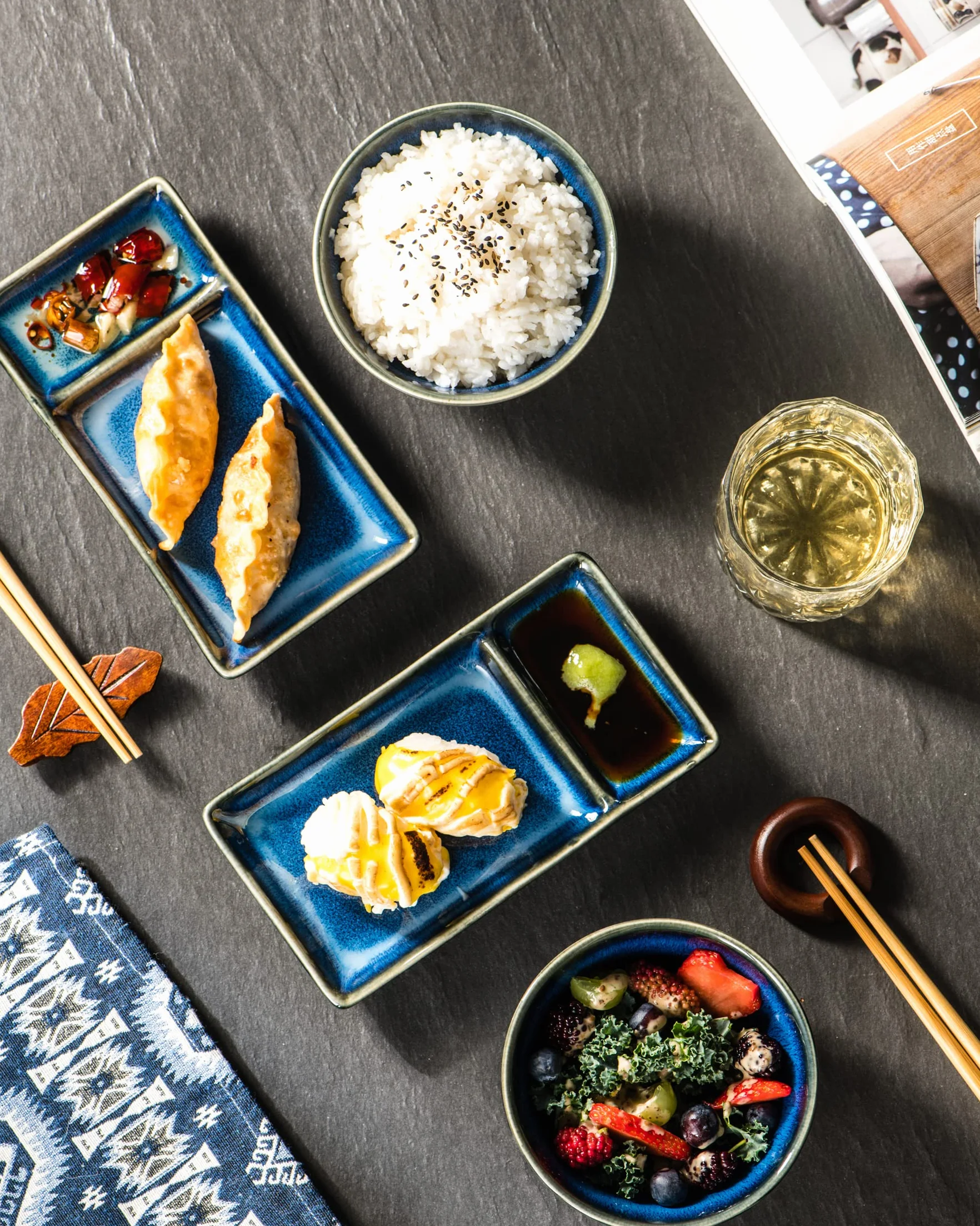 HENXFEN LEAD Zestaw zastawy stołowej do sushi, japońska zastawa stołowa do zupy miso Maki Sushi ryżu z 2 talerzami do sushi, miskami, parą pałeczek, granatowy