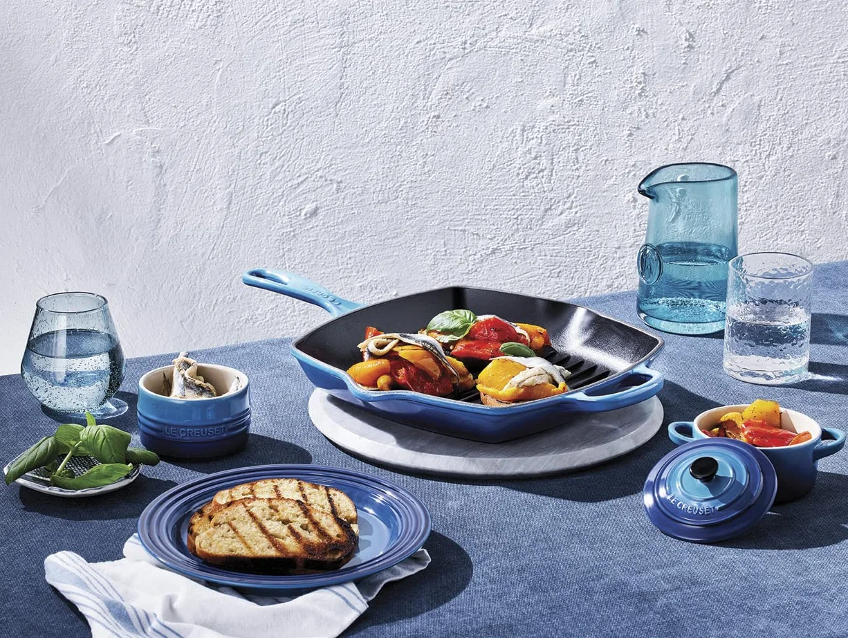 Le Creuset Signature Emaliowana Żeliwna Patelnia Grillowa z Uchwytem Pomocniczym i Dwiema Ustami, do Wszystkich Rodzajów Kuchenek i Piekarników, 26 cm, Azure, 20183262200422
