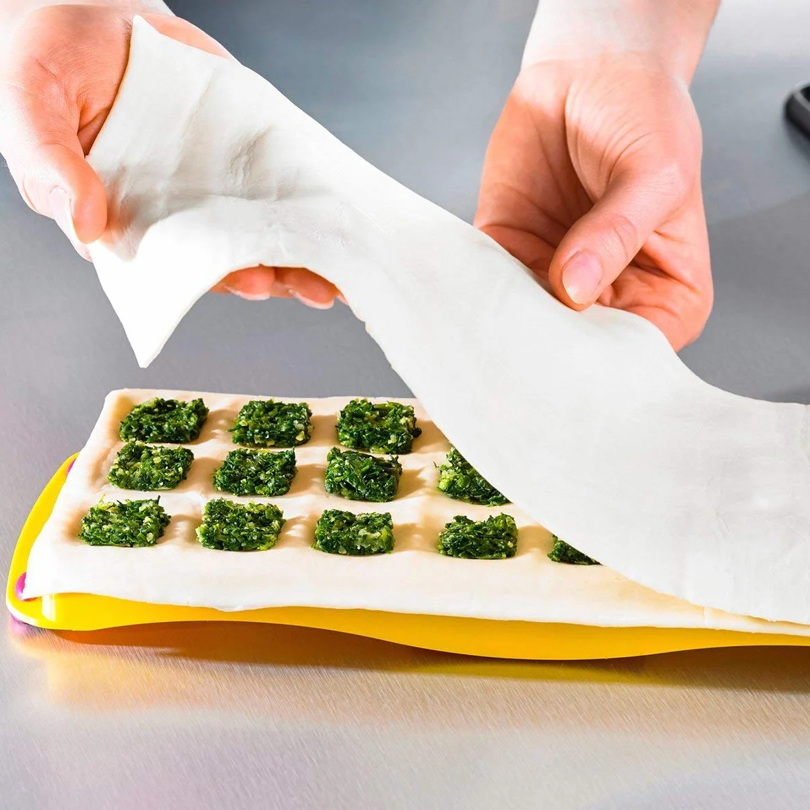 Metaltex 24-częściowy kwadratowy kształt Ravioli forma z wyrzutnikiem napełniania, srebrna