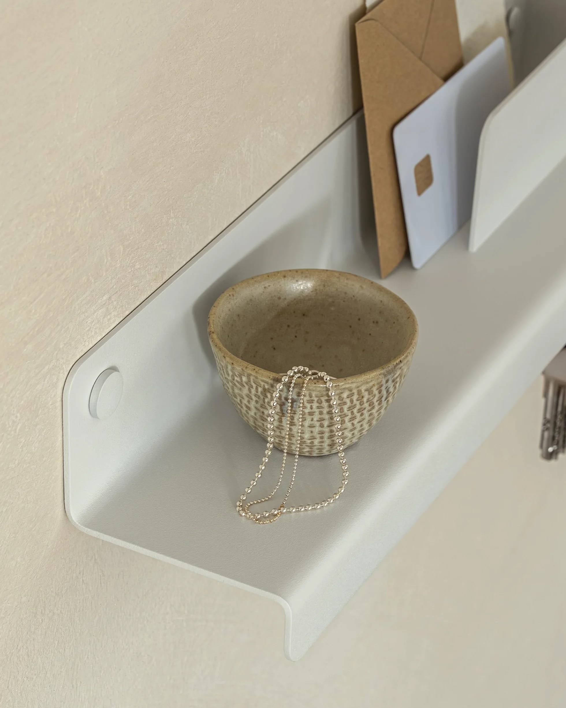 KAZAI. Wieszak na klucze 'Holmsen' | Minimalistyczny design wieszaków na klucze z Berlina | Nowoczesny uchwyt z metalową półką | Tablica jako mebel przedpokoju na ścianę | Biały