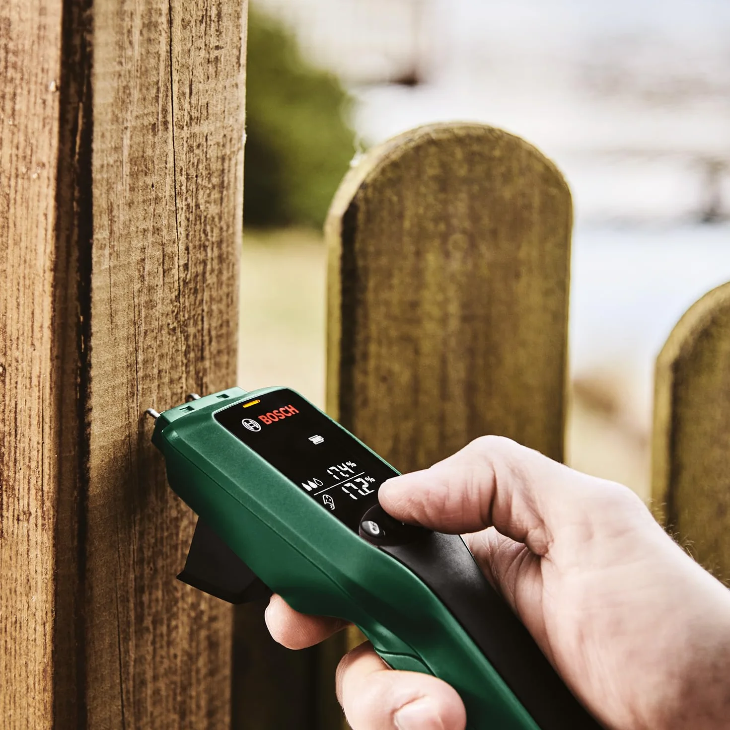Bosch Wilgotnościomierz UniversalHumid (precyzyjny rezultat pracy dzięki wstępnemu wyborowi grupy drewna, trójkolorowej diodzie LED zapewniającej łatwą interpretację wyników, opakowanie karton E-Com)