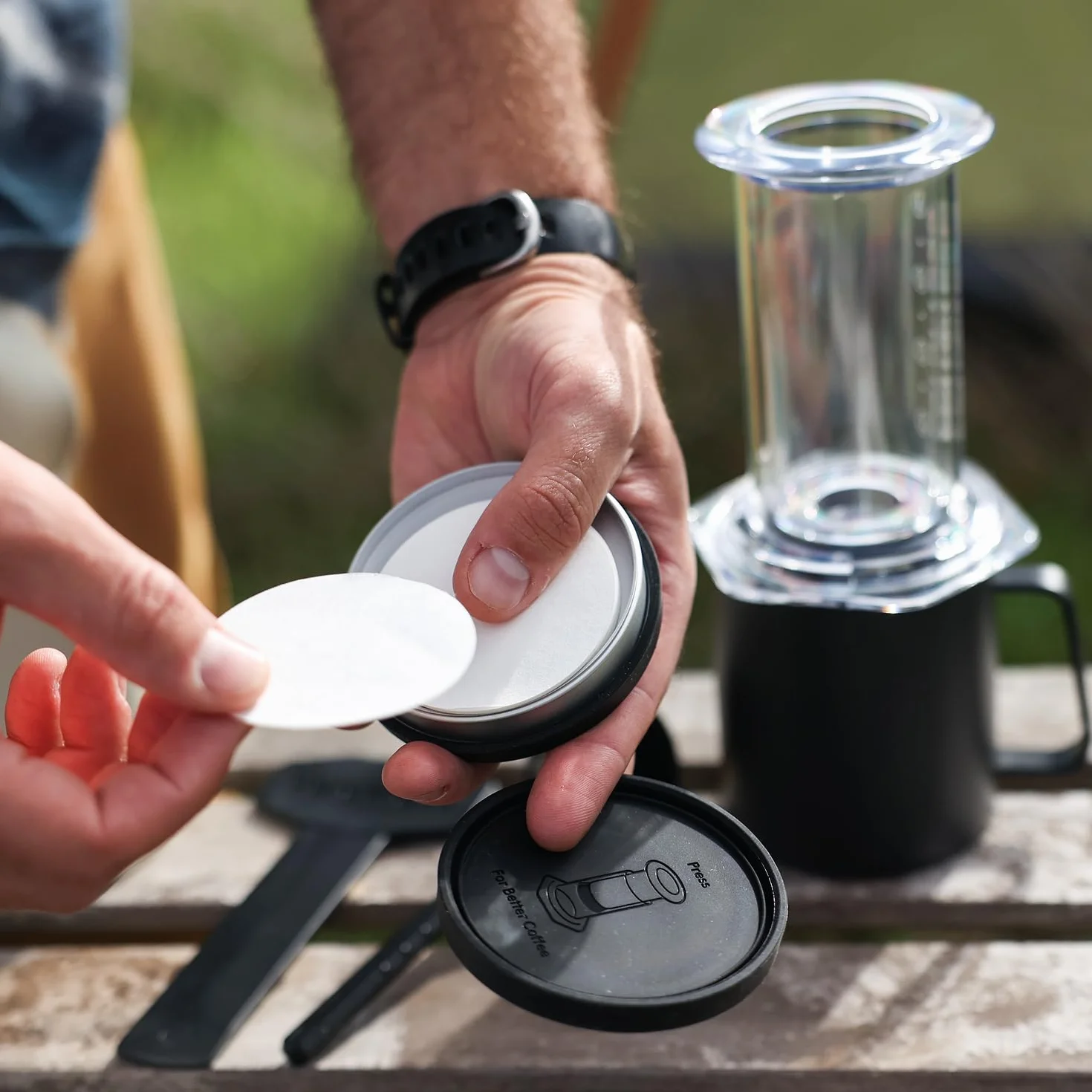 AeroPress Podróżny uchwyt na filtr do kawy, dwukomorowy futerał filtrujący do kawy na filtry AeroPress Standard i XL, wodoodporny aluminiowy pojemnik na filtry papierowe i metalowe, kompaktowy i