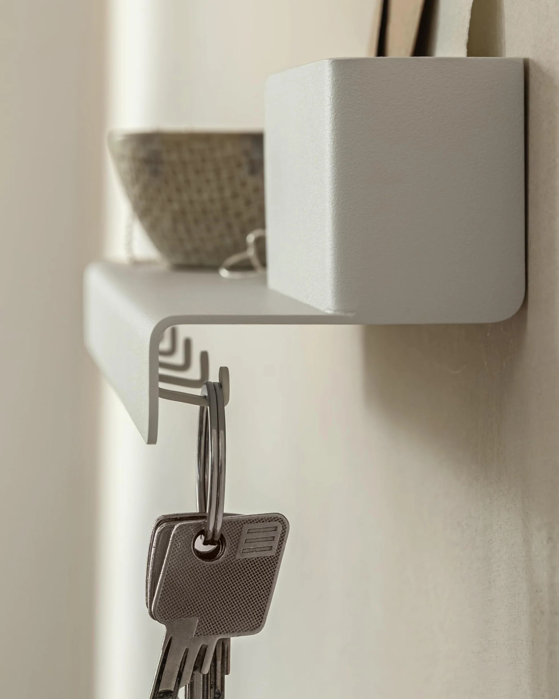 KAZAI. Wieszak na klucze 'Holmsen' | Minimalistyczny design wieszaków na klucze z Berlina | Nowoczesny uchwyt z metalową półką | Tablica jako mebel przedpokoju na ścianę | Biały