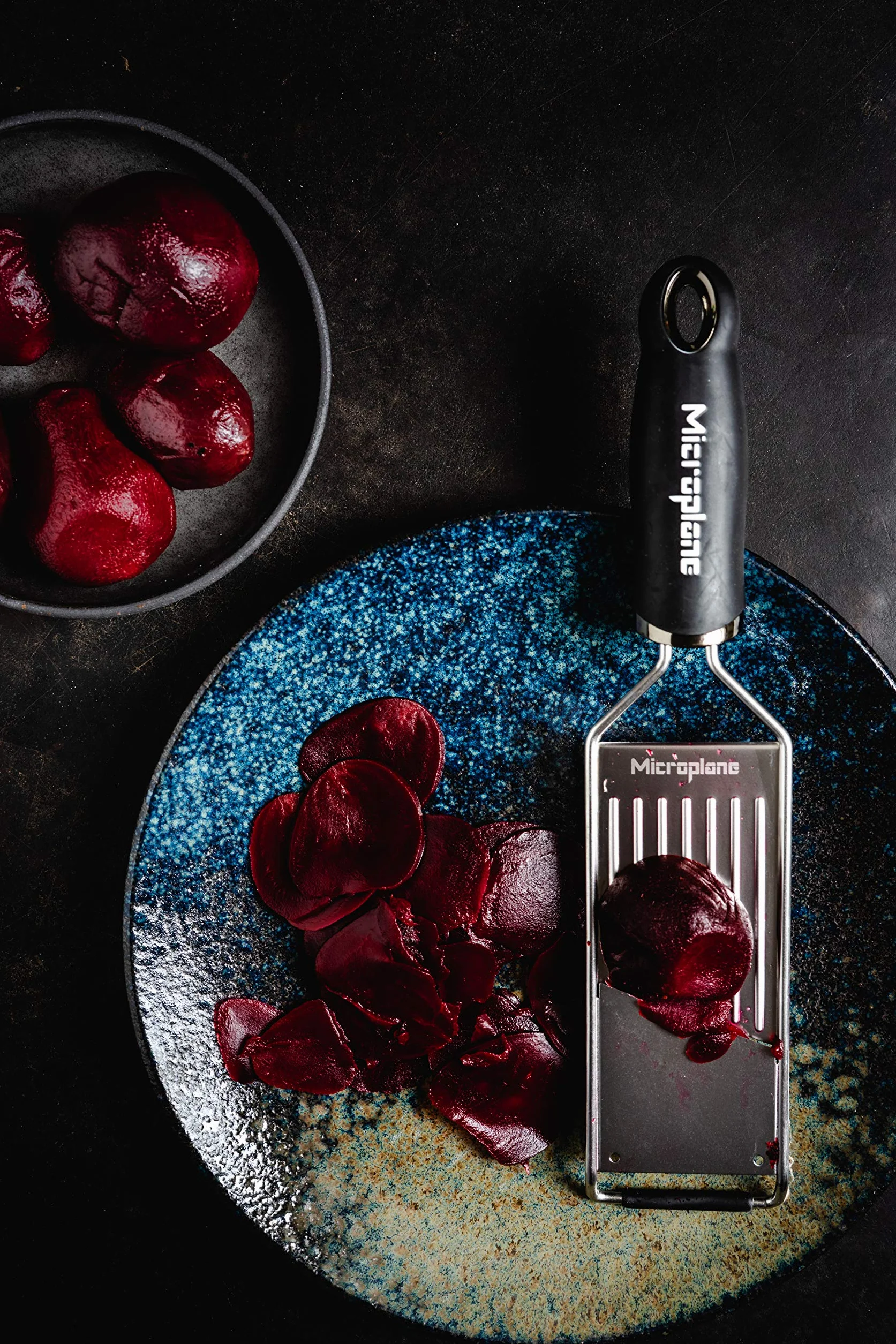 Microplane Profesjonalna szatkownica do warzyw do ziemniaków, marchwi, ogórków, cukinii i buraków w kolorze czarnym z ostrzem ze stali nierdzewnej