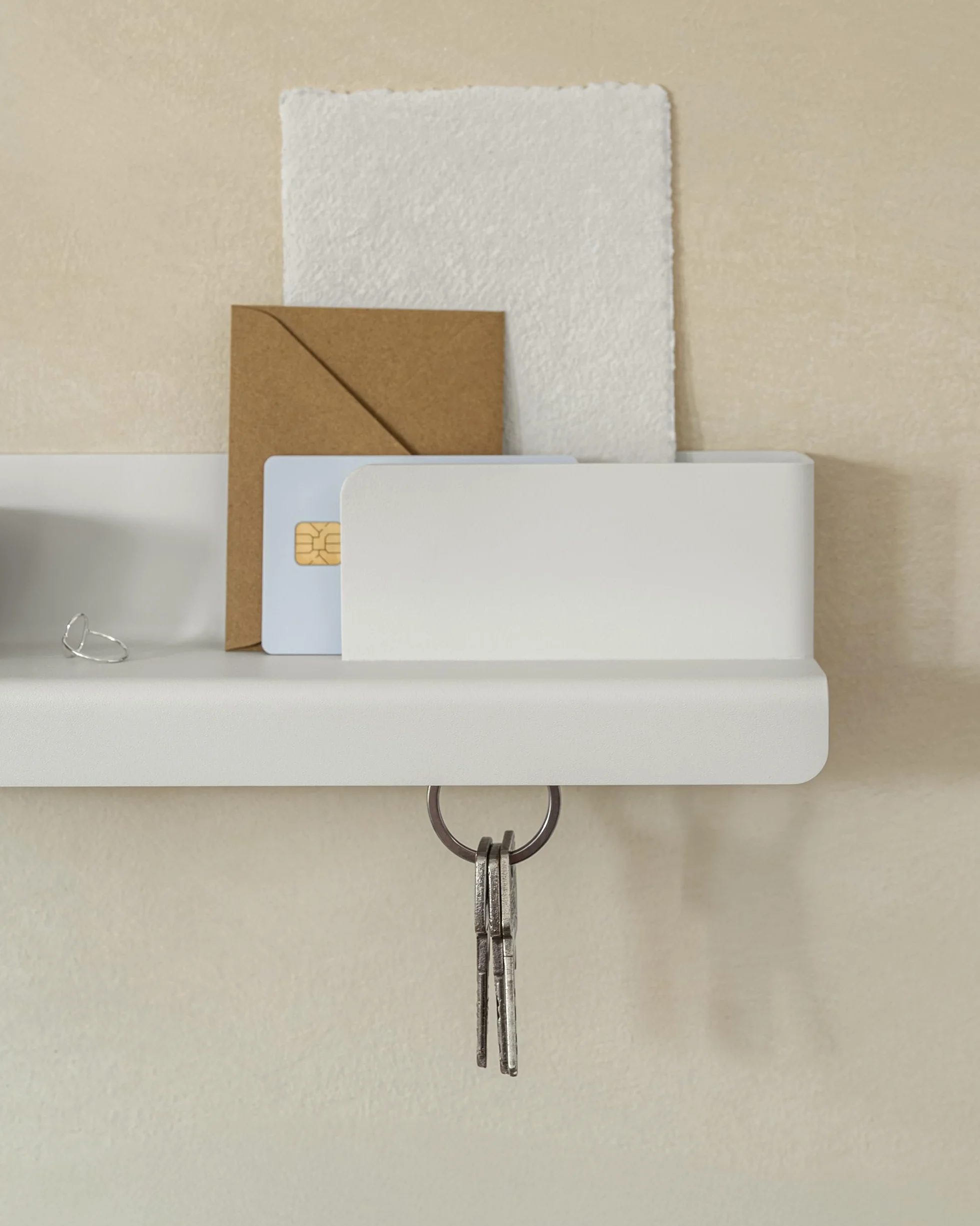 KAZAI. Wieszak na klucze 'Holmsen' | Minimalistyczny design wieszaków na klucze z Berlina | Nowoczesny uchwyt z metalową półką | Tablica jako mebel przedpokoju na ścianę | Biały