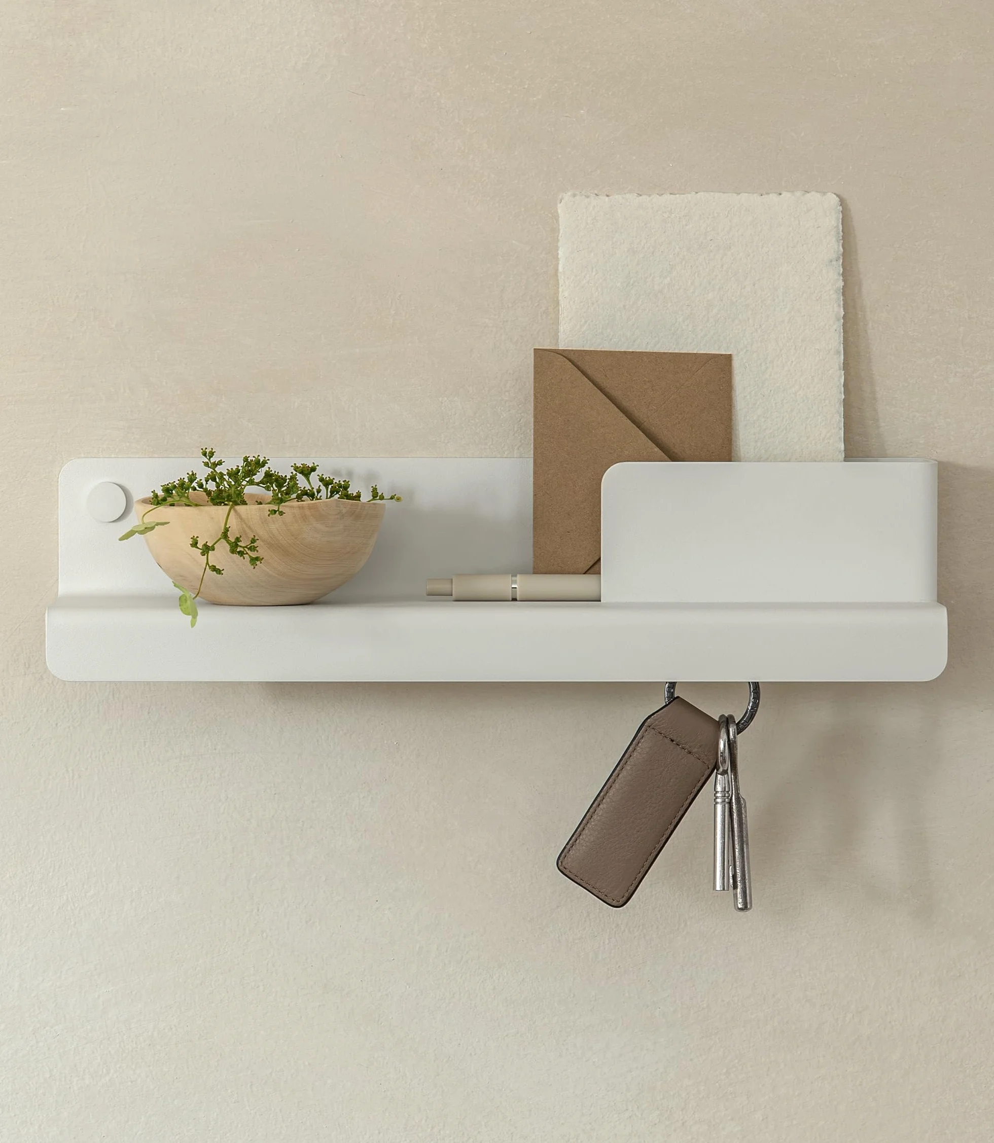 KAZAI. Wieszak na klucze 'Holmsen' | Minimalistyczny design wieszaków na klucze z Berlina | Nowoczesny uchwyt z metalową półką | Tablica jako mebel przedpokoju na ścianę | Biały