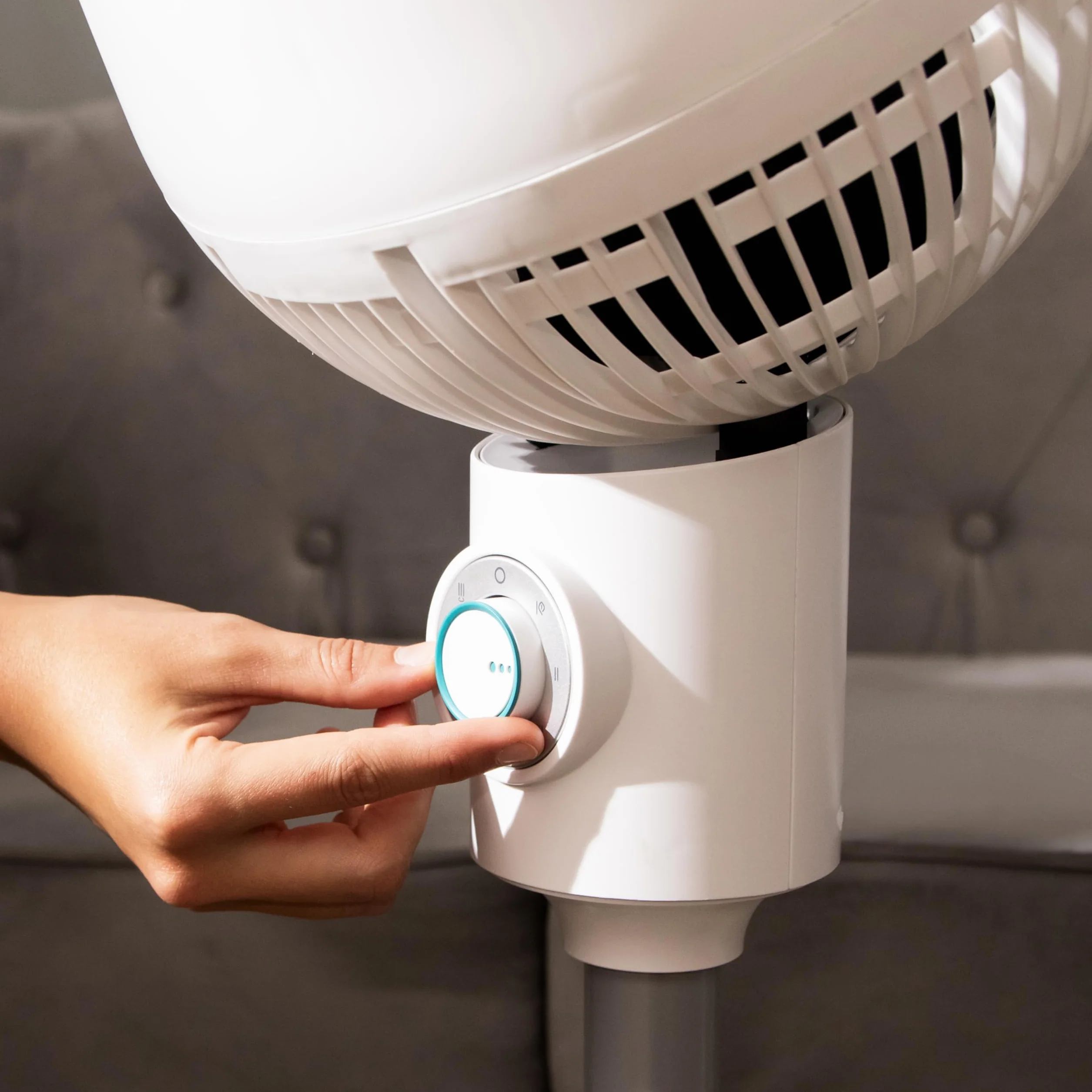 Cecotec Wentylator stojący EnergySilence 1000 Cyclone Smart z pilotem zdalnego sterowania. 60W, średnica 9", automatyczna oscylacja, timer 7h, sterowanie dotykowe