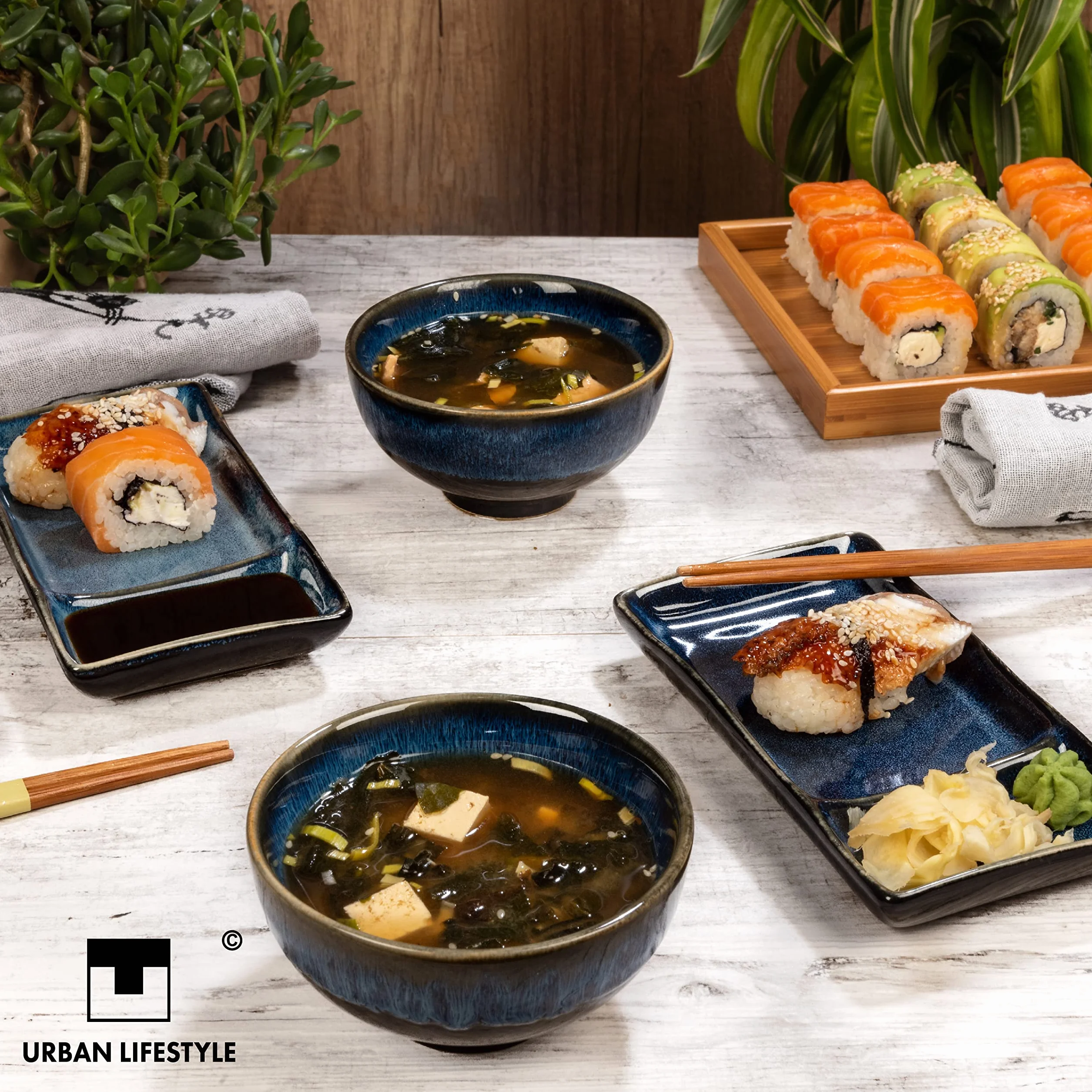 Zestaw do sushi Misaki w kolorze szaro-niebieskim dla dwóch osób, 2 talerze do sushi, 2 miski z ceramiki, 2 pary pałeczek z bambusa (Granatowy)