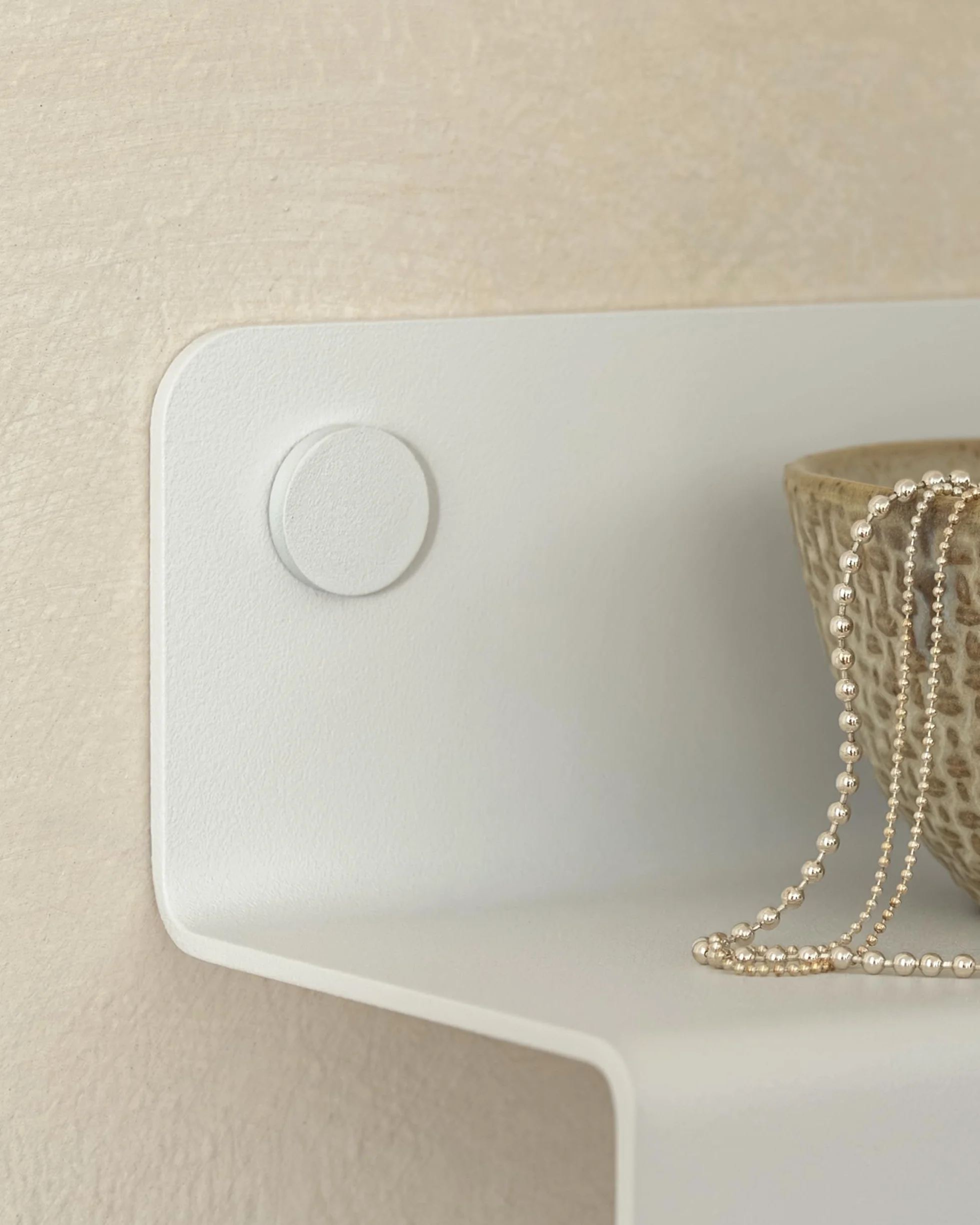 KAZAI. Wieszak na klucze 'Holmsen' | Minimalistyczny design wieszaków na klucze z Berlina | Nowoczesny uchwyt z metalową półką | Tablica jako mebel przedpokoju na ścianę | Biały