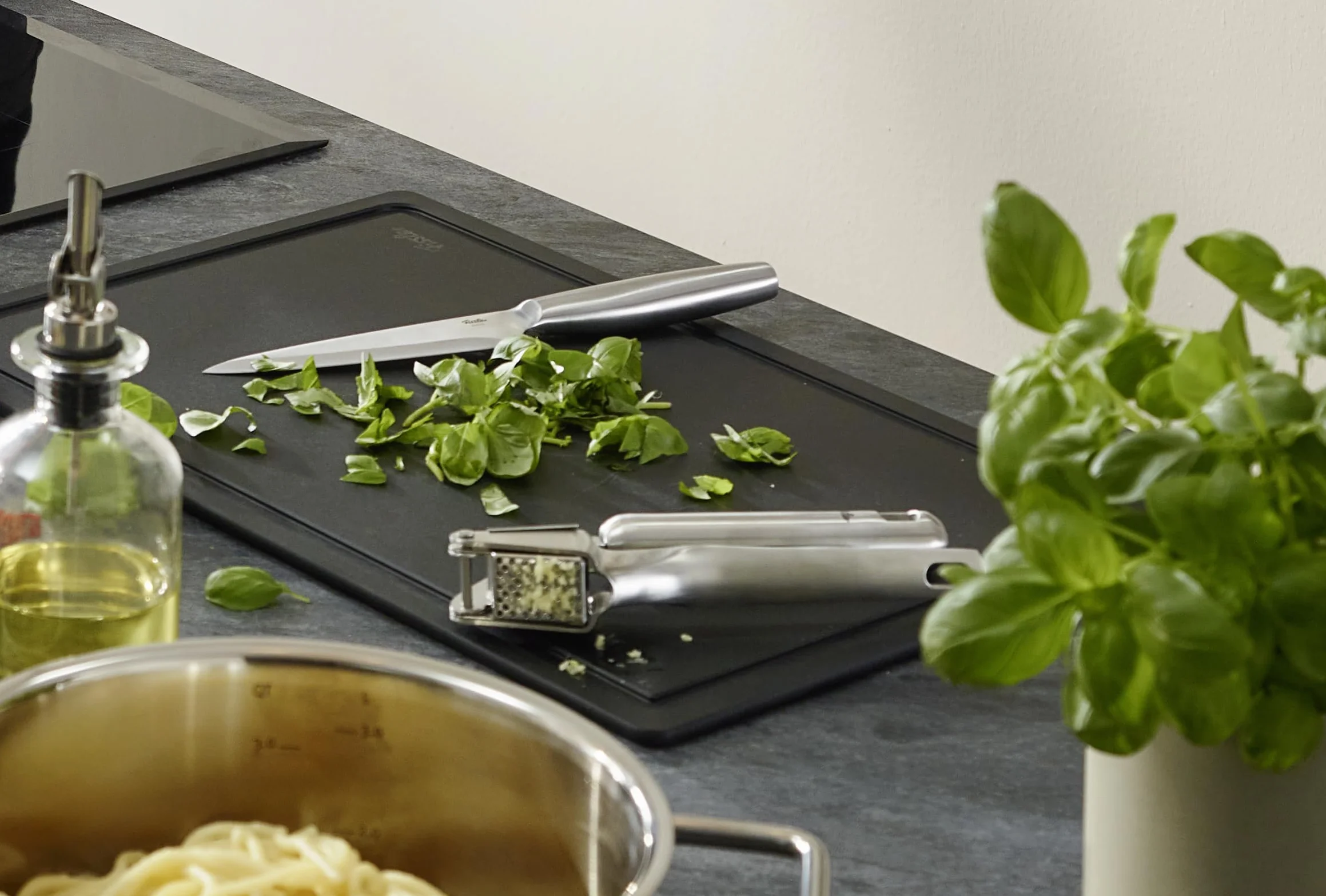 Fissler Essential/łyżka do sosu ze stali nierdzewnej (33,5 cm) do sosów, chochla, chochla do zupy, z oczkiem do zawieszania, nadaje się do mycia w zmywarce