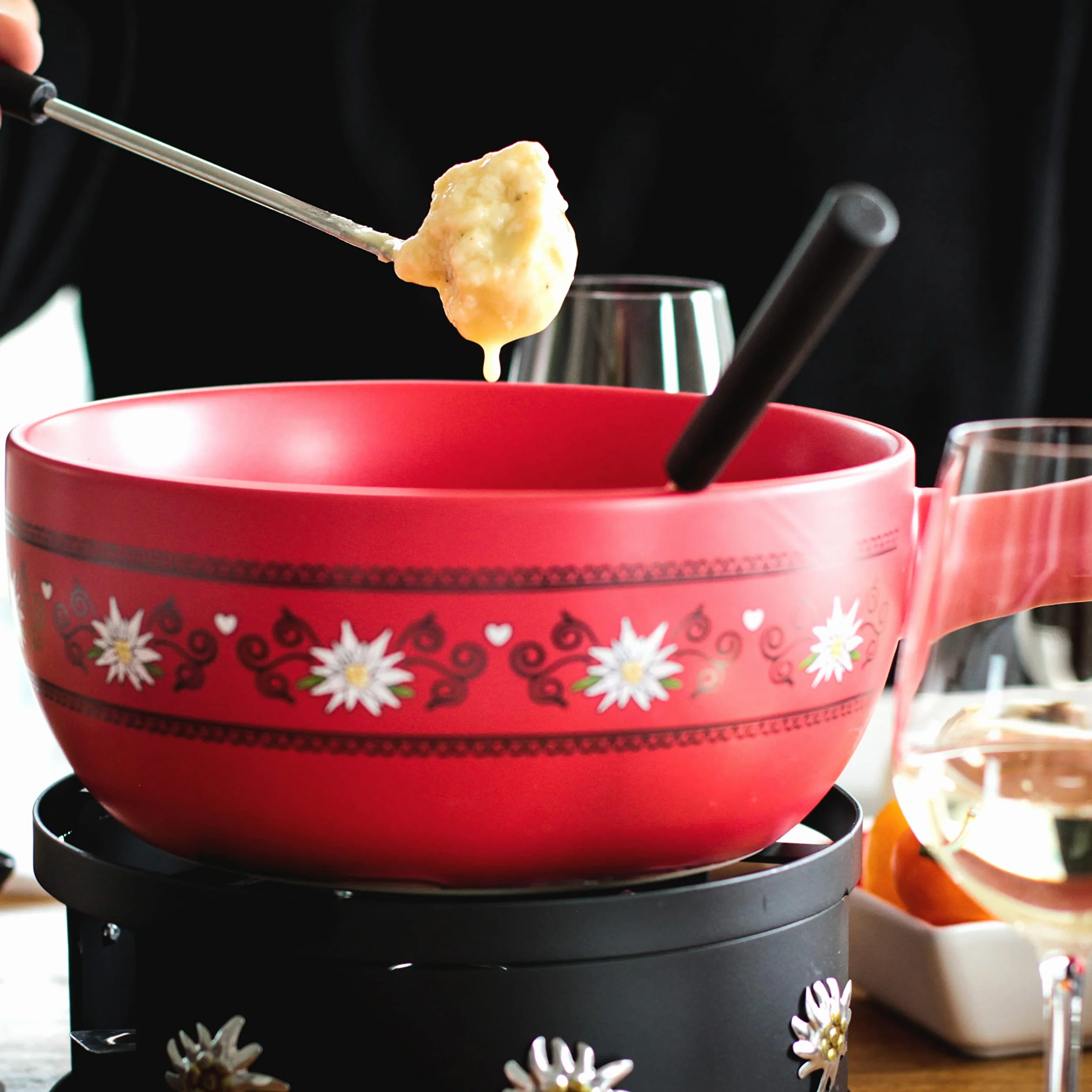 MÄSER 931893 Zestaw do fondue serowego dla 6 osób, 11-częściowy kompletny zestaw do fondue w stylu szwajcarskim z masywną ceramiczną doniczką, kamionka, 2,6 l, czerwony, czarny