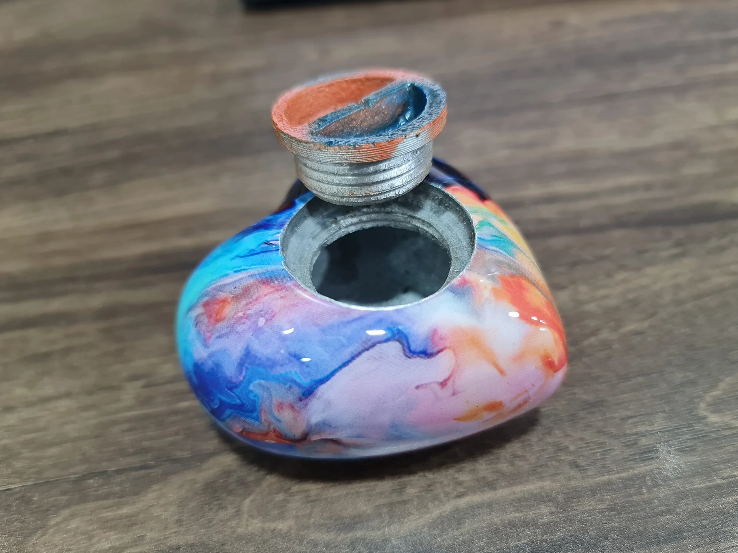 eSplanade Metalowa mini urna kremacyjna w kształcie serca, pamiątkowy pojemnik, mała urna na prochy pogrzebowe, metalowa pamiątka ze stojakiem, wielokolorowa - 7 cm