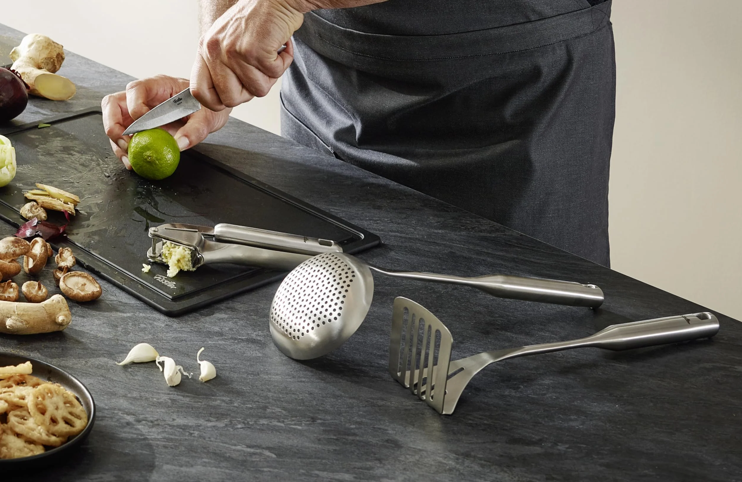 Fissler Essential/łyżka do sosu ze stali nierdzewnej (33,5 cm) do sosów, chochla, chochla do zupy, z oczkiem do zawieszania, nadaje się do mycia w zmywarce