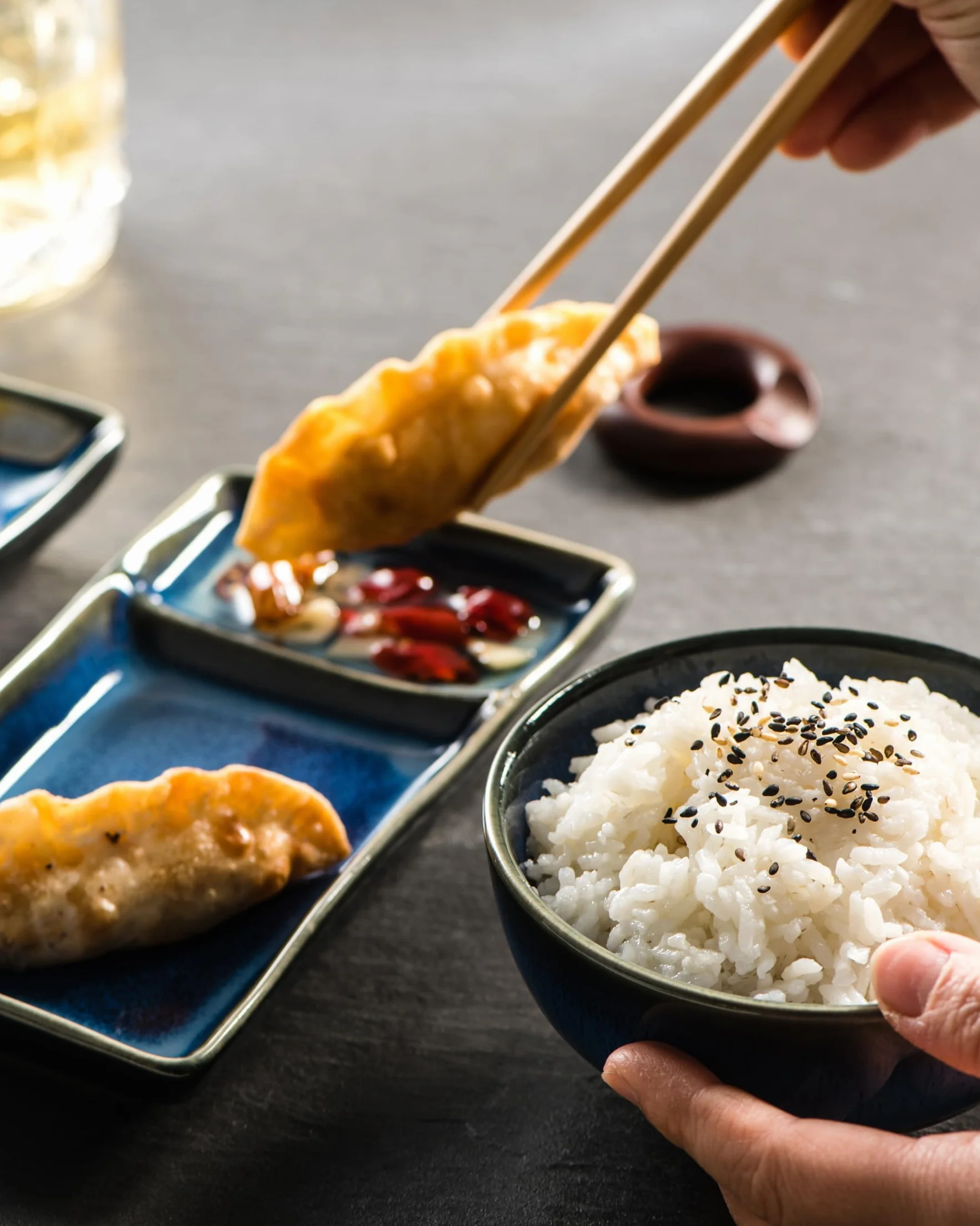 HENXFEN LEAD Zestaw zastawy stołowej do sushi, japońska zastawa stołowa do zupy miso Maki Sushi ryżu z 2 talerzami do sushi, miskami, parą pałeczek, granatowy
