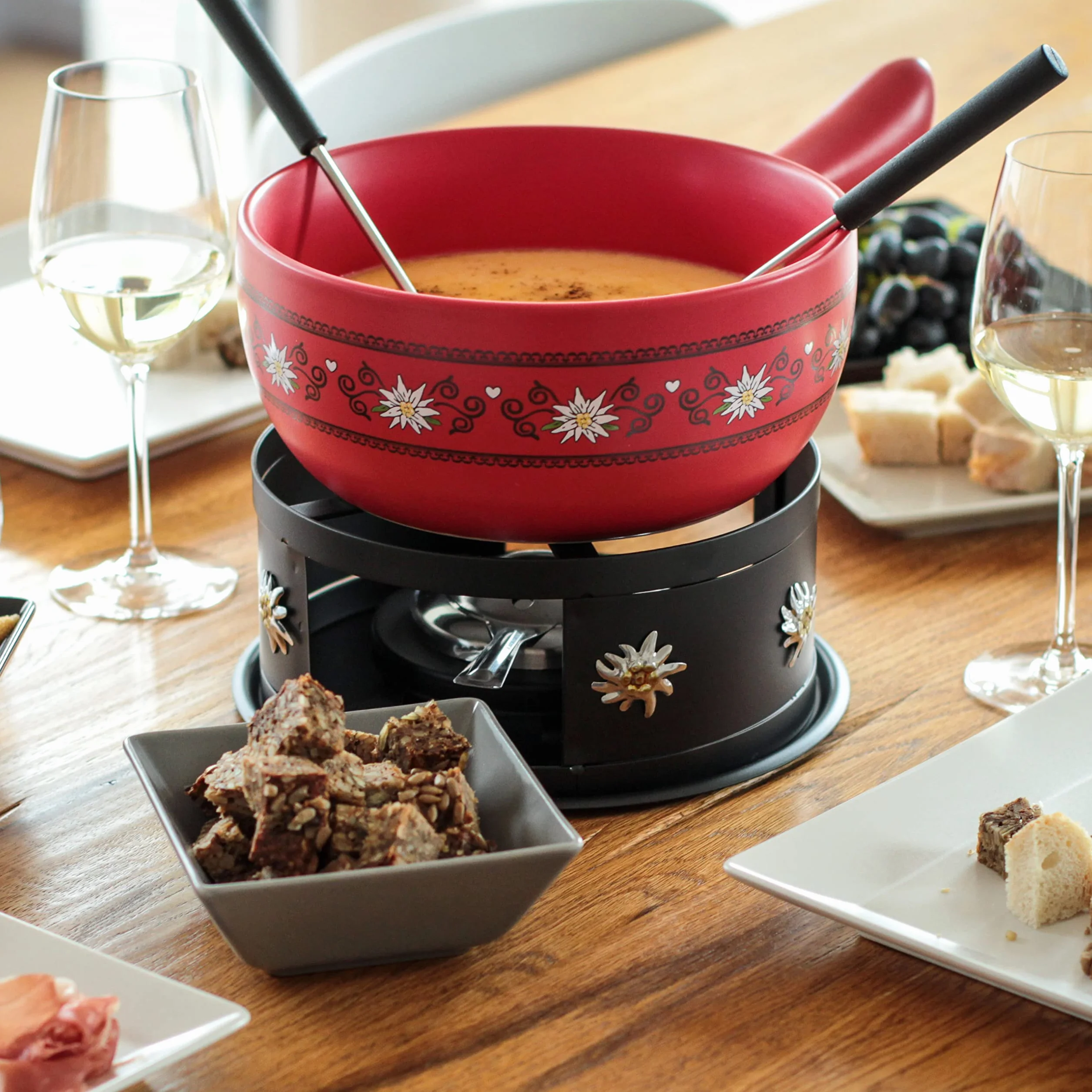 MÄSER 931893 Zestaw do fondue serowego dla 6 osób, 11-częściowy kompletny zestaw do fondue w stylu szwajcarskim z masywną ceramiczną doniczką, kamionka, 2,6 l, czerwony, czarny