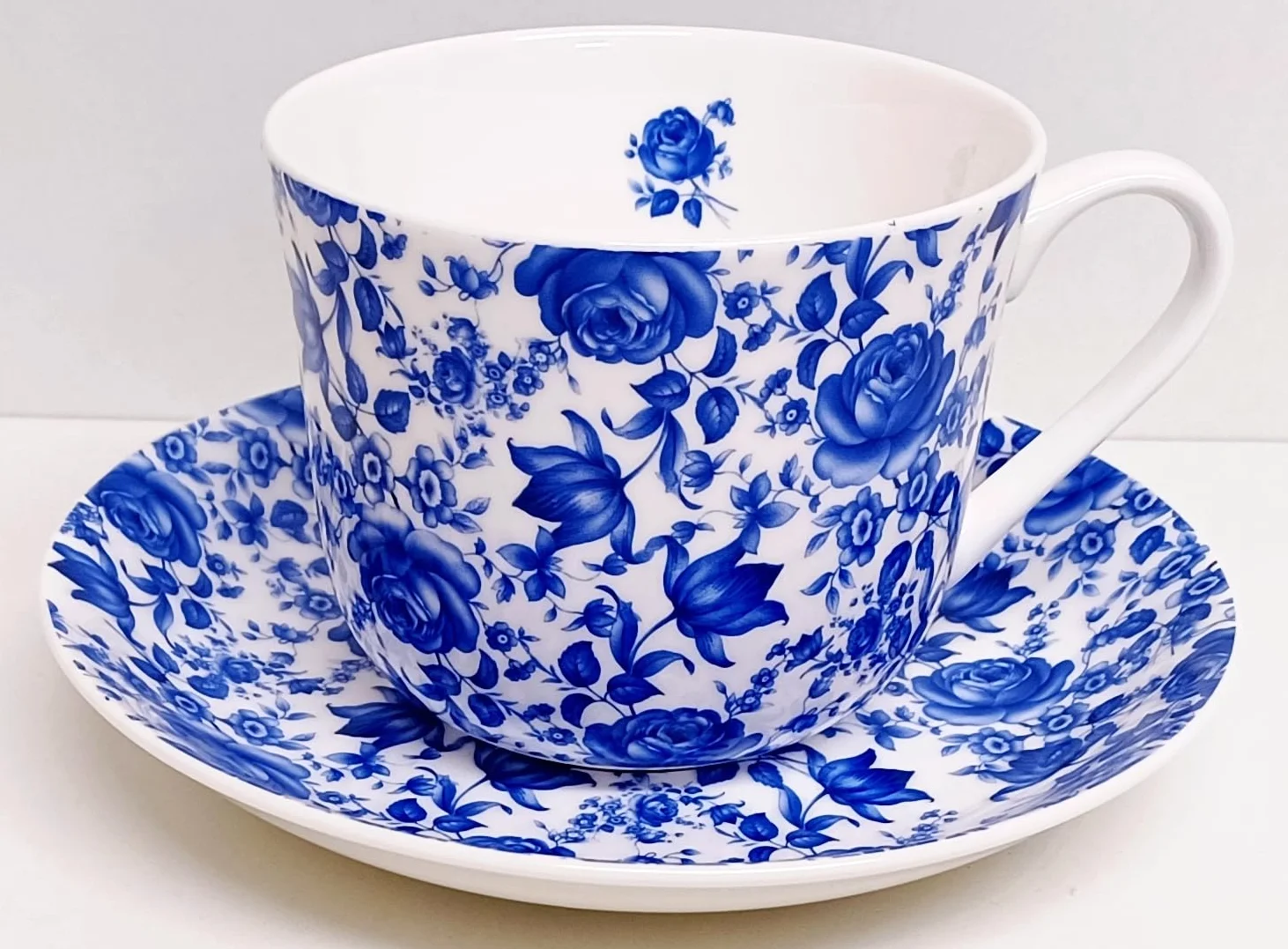 Delft niebieski kubek i spodek cienka porcelana kostna Jumbo śniadanie 443.6 ml 425 ml kwiaty kwiatowe ręcznie dekorowane w Wielkiej Brytanii