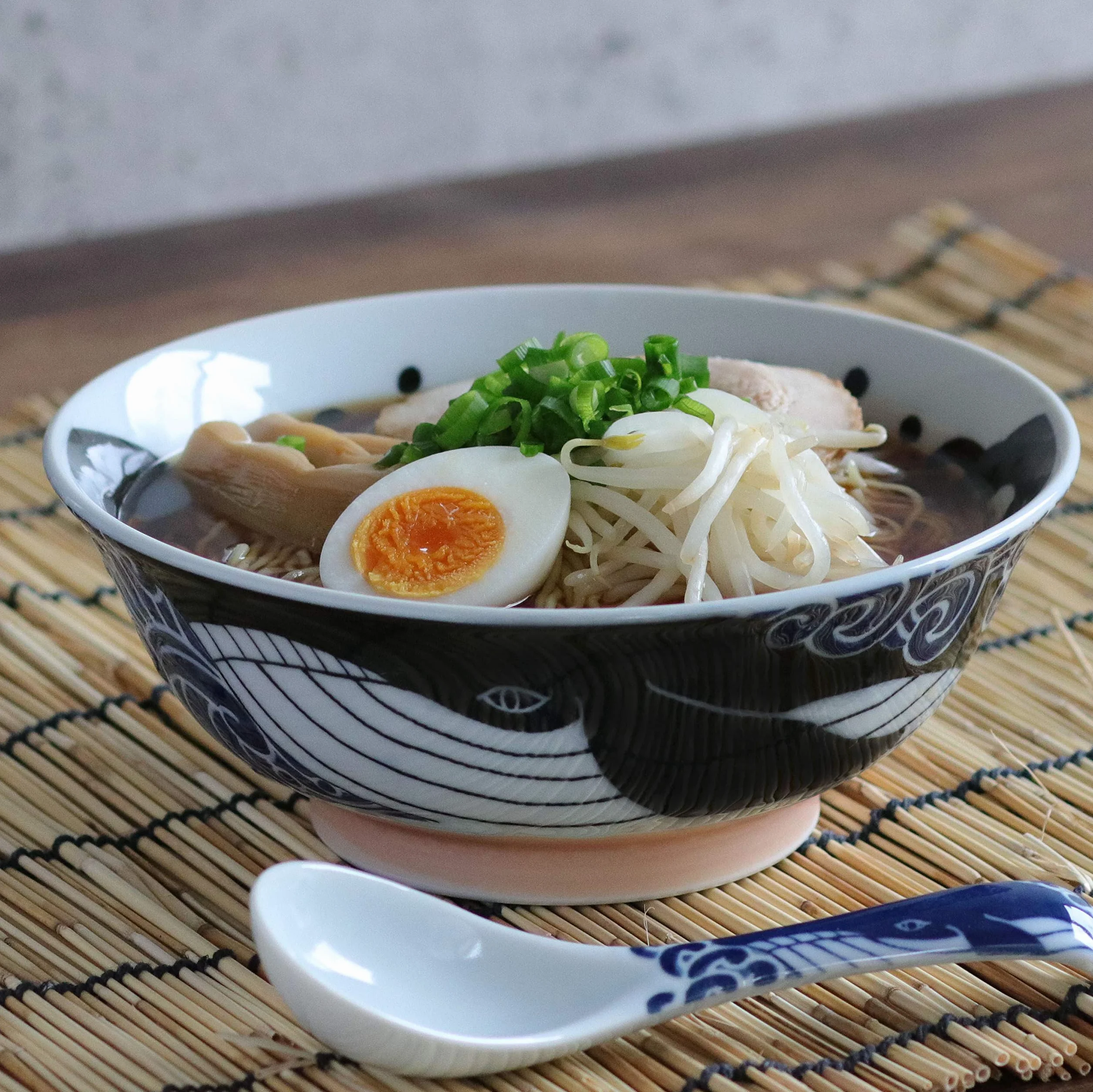 Mino-Yaki ceramiczna miska Ramen 20,7 cm 1,1 l wieloryb czarno-biały