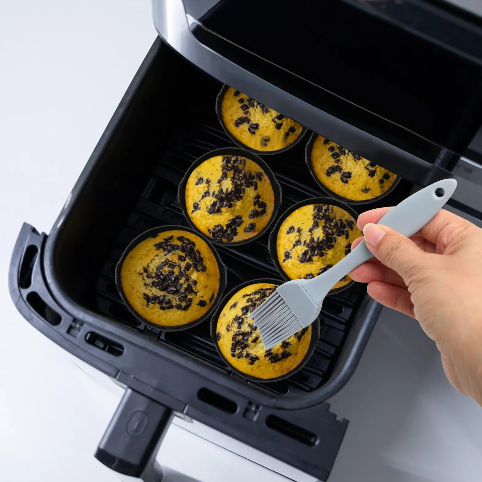 Silikonowe kubki do frytkownicy powietrznej, nieprzywierające ramekiny do frytkownicy powietrznej, kuchenki mikrofalowej, piekarnika, formy klasy spożywczej ze szczotką do oleju (jajko w koszulce i