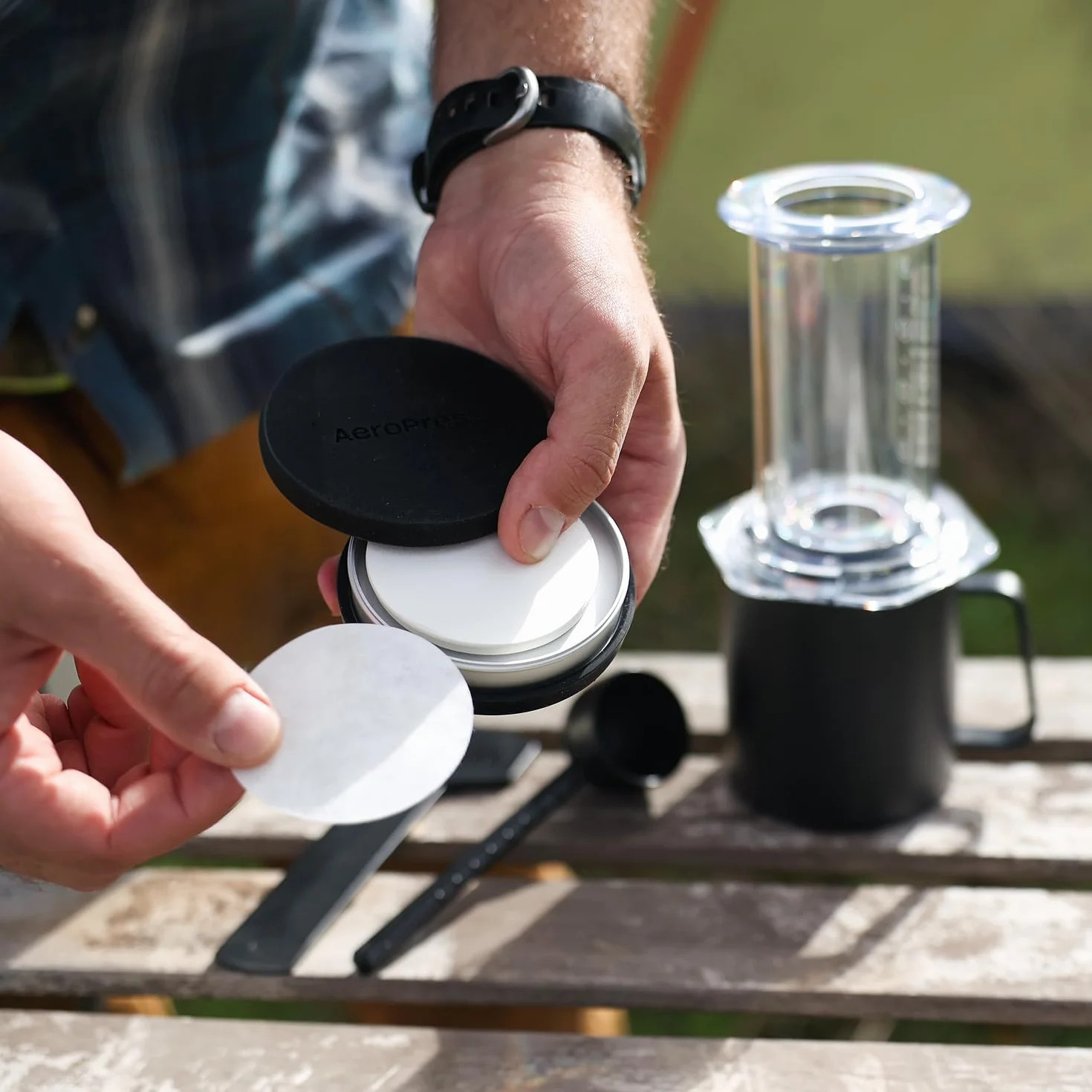 AeroPress Podróżny uchwyt na filtr do kawy, dwukomorowy futerał filtrujący do kawy na filtry AeroPress Standard i XL, wodoodporny aluminiowy pojemnik na filtry papierowe i metalowe, kompaktowy i