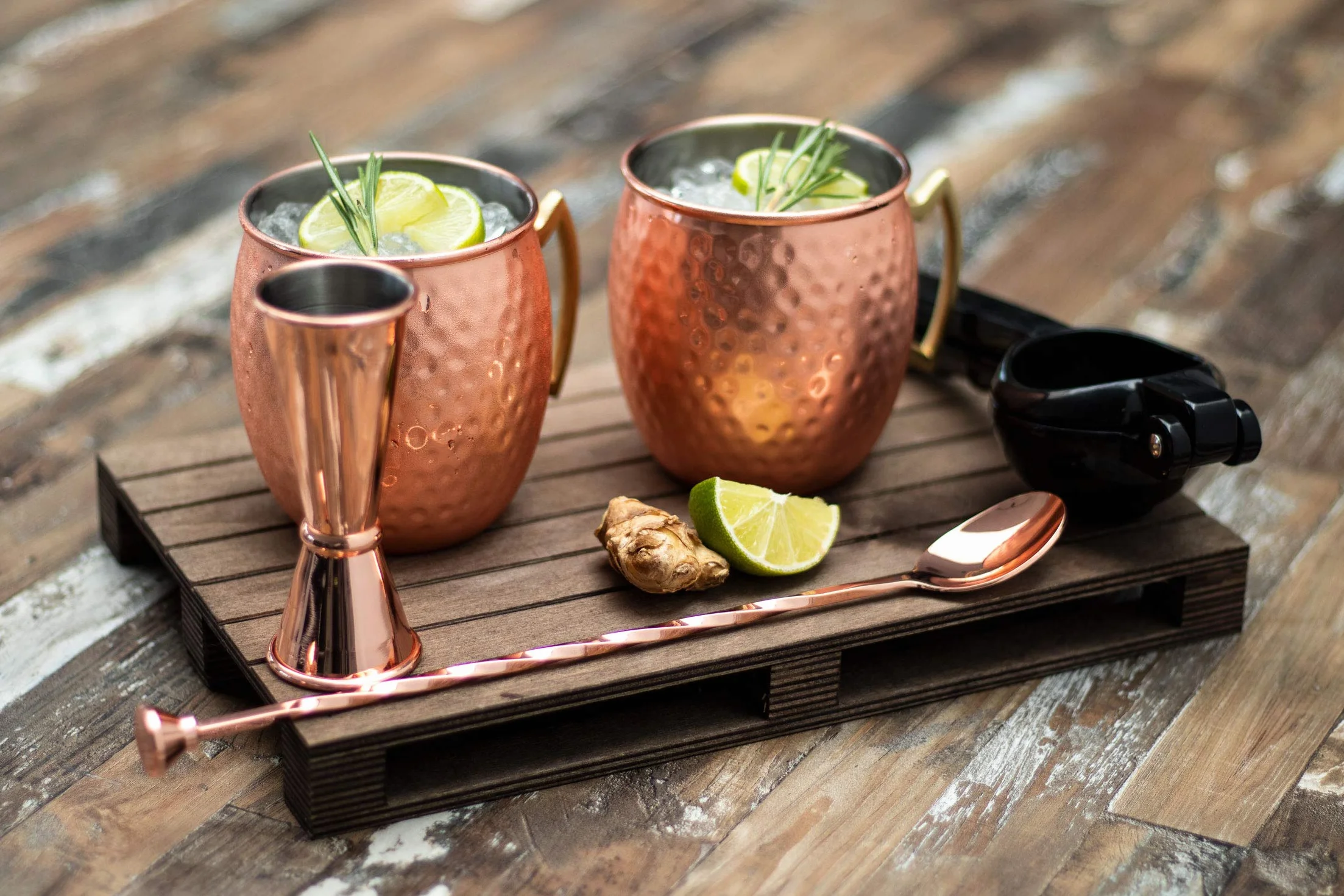 Buddy's Bar - Zestaw Moscow Mule, 2 x 500 ml kubki koktajlowe, 27 cm łyżka barowa, 5 cl miarka barowa & czarny wyciskacz do limonek, bezpieczny dla żywności, zestaw kubków koktajlowych wraz z pudełkiem upominkowym, miedź młotkowana