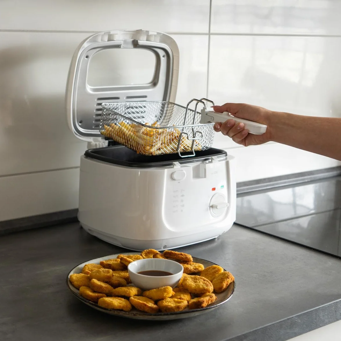 Clatronic® Frytkownica o pojemności 2,5 l, frytkownica z tłuszczem, olej do frytkownicy z filtrem zapachowym i oparami tłuszczu, nieprzywierającym pojemnikiem na olej, bezstopniowo regulowany