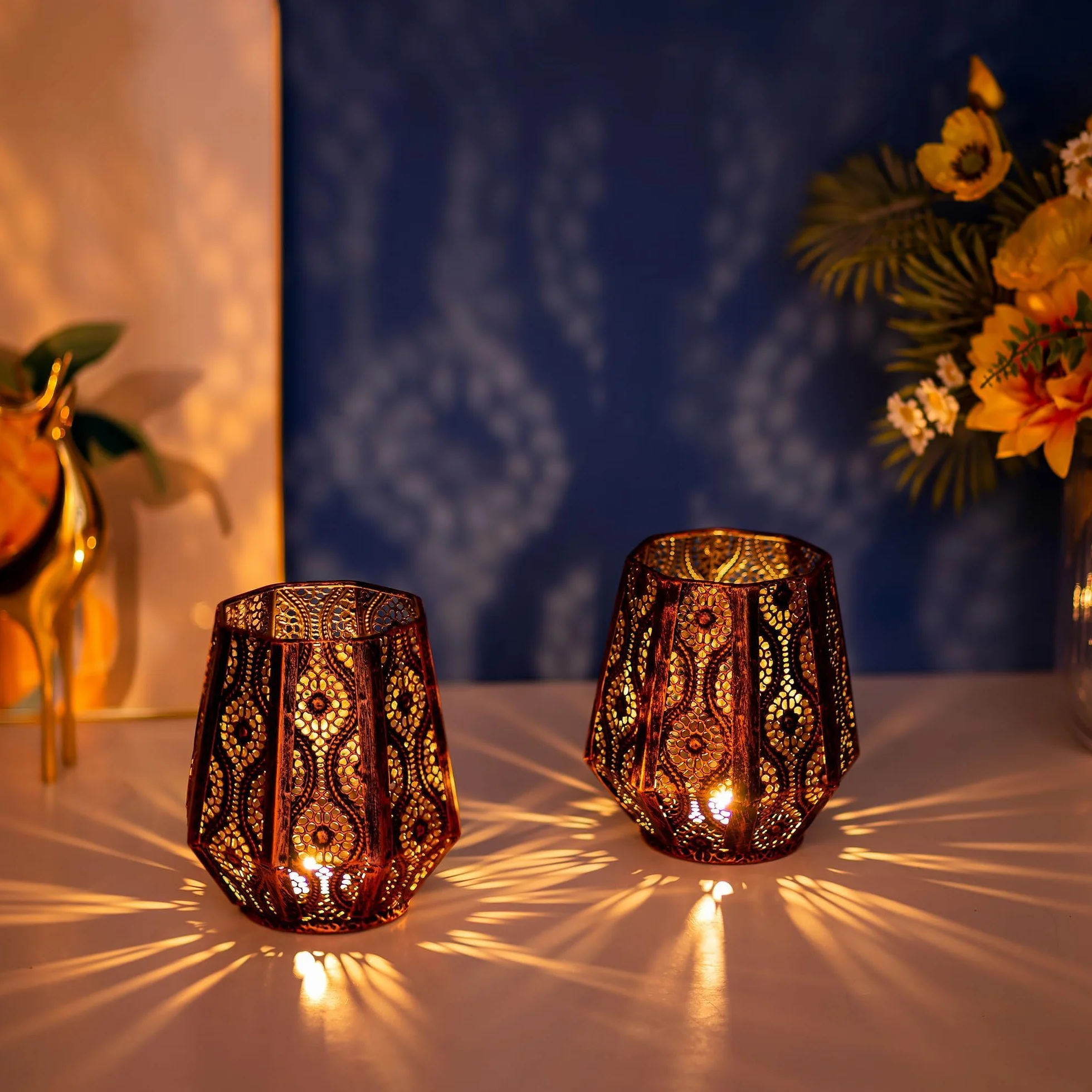 Romadedi Orientalna latarnia - zestaw 2 sztuki, brązowa, orientalny świecznik metalowy, dekoracja do świec stojących, świeczki typu tealight, świeczki do salonu, dekoracja stołu, łazienka, sypialnia