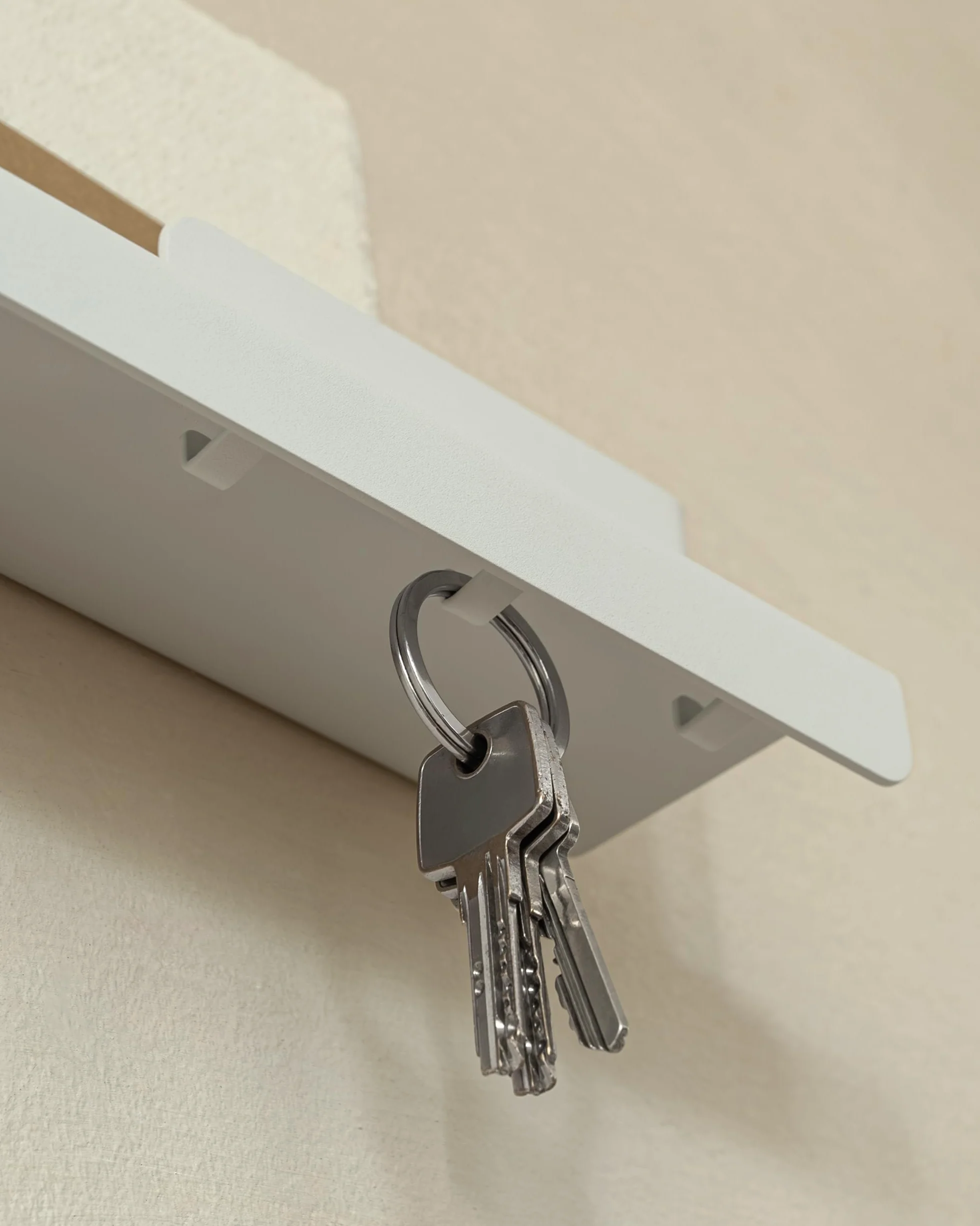 KAZAI. Wieszak na klucze 'Holmsen' | Minimalistyczny design wieszaków na klucze z Berlina | Nowoczesny uchwyt z metalową półką | Tablica jako mebel przedpokoju na ścianę | Biały