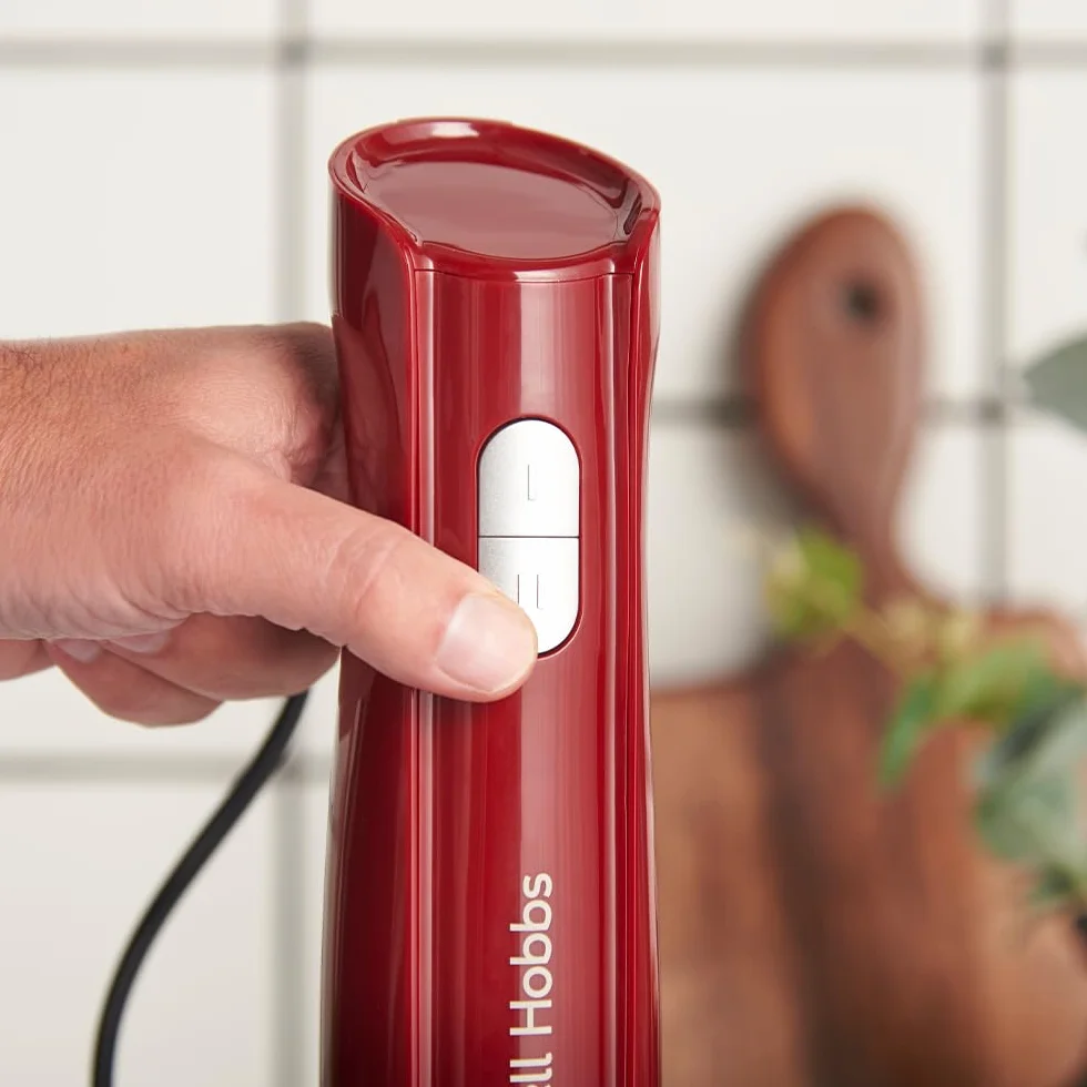 Russell Hobbs Blender ręczny [3w1: blender, trzepaczka i ostrza do siekania] Desire Red (pojemnik 600ml, akcesoria można myć w zmywarce, ostrza ze stali nierdzewnej, do koktajli, zup, sosów) 27142-56