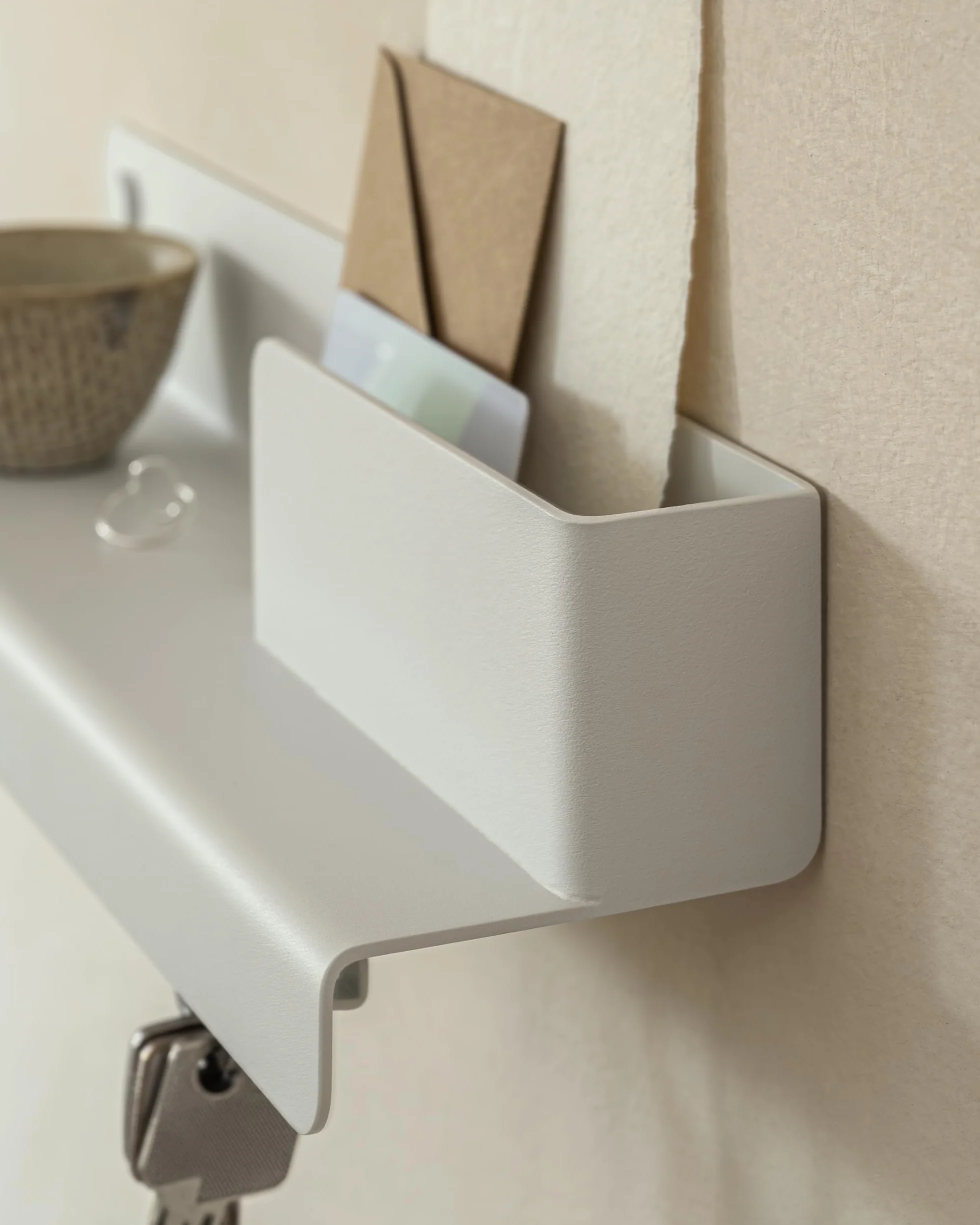 KAZAI. Wieszak na klucze 'Holmsen' | Minimalistyczny design wieszaków na klucze z Berlina | Nowoczesny uchwyt z metalową półką | Tablica jako mebel przedpokoju na ścianę | Biały