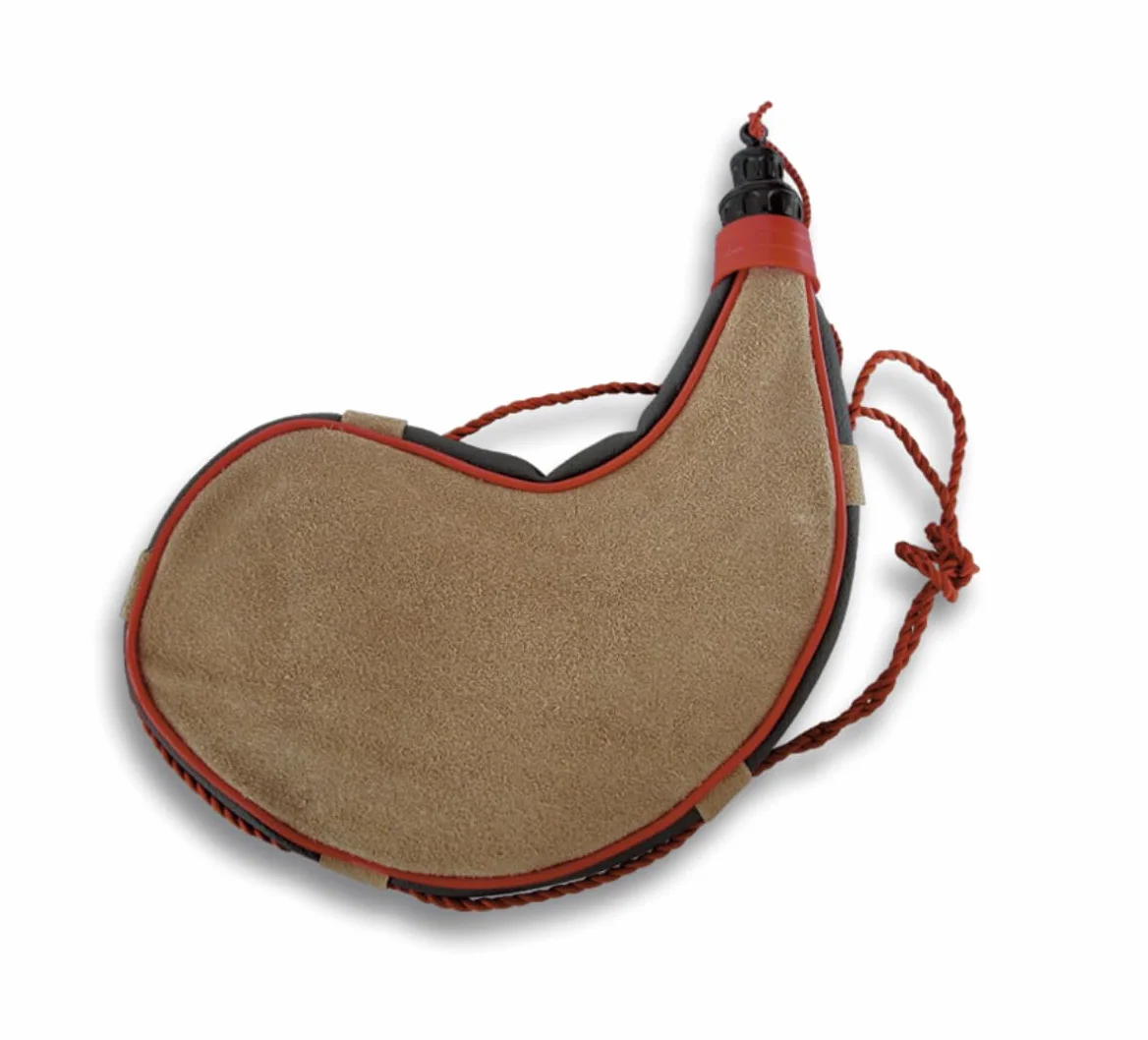 Tradycyjny zakrzywiony but do wina - pojemność 2 LITRY - ze skóry bydlęcej dwoina - 30 cm x 26 cm - waga (pusta) 175 g - zamknięcie zapobiegające kapaniu