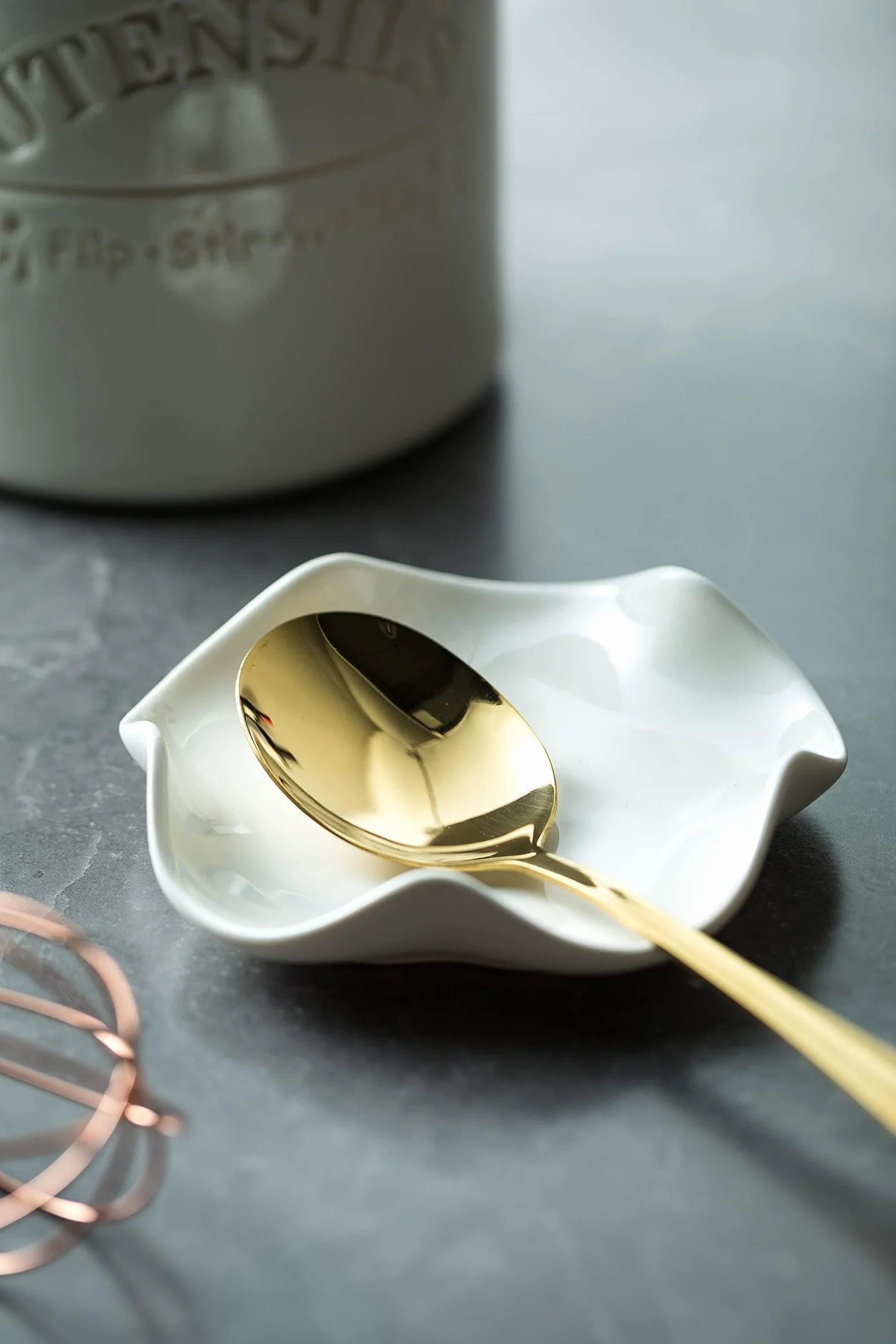 Ceramiczna półka na łyżki do kuchni, półka na kuchenkę i blat kuchenny, uchwyt na łyżeczkę do herbaty, można umieścić łyżeczkę, uchwyt na łyżeczki do kawy lub szczypce, nadaje się do mycia w zmywarce
