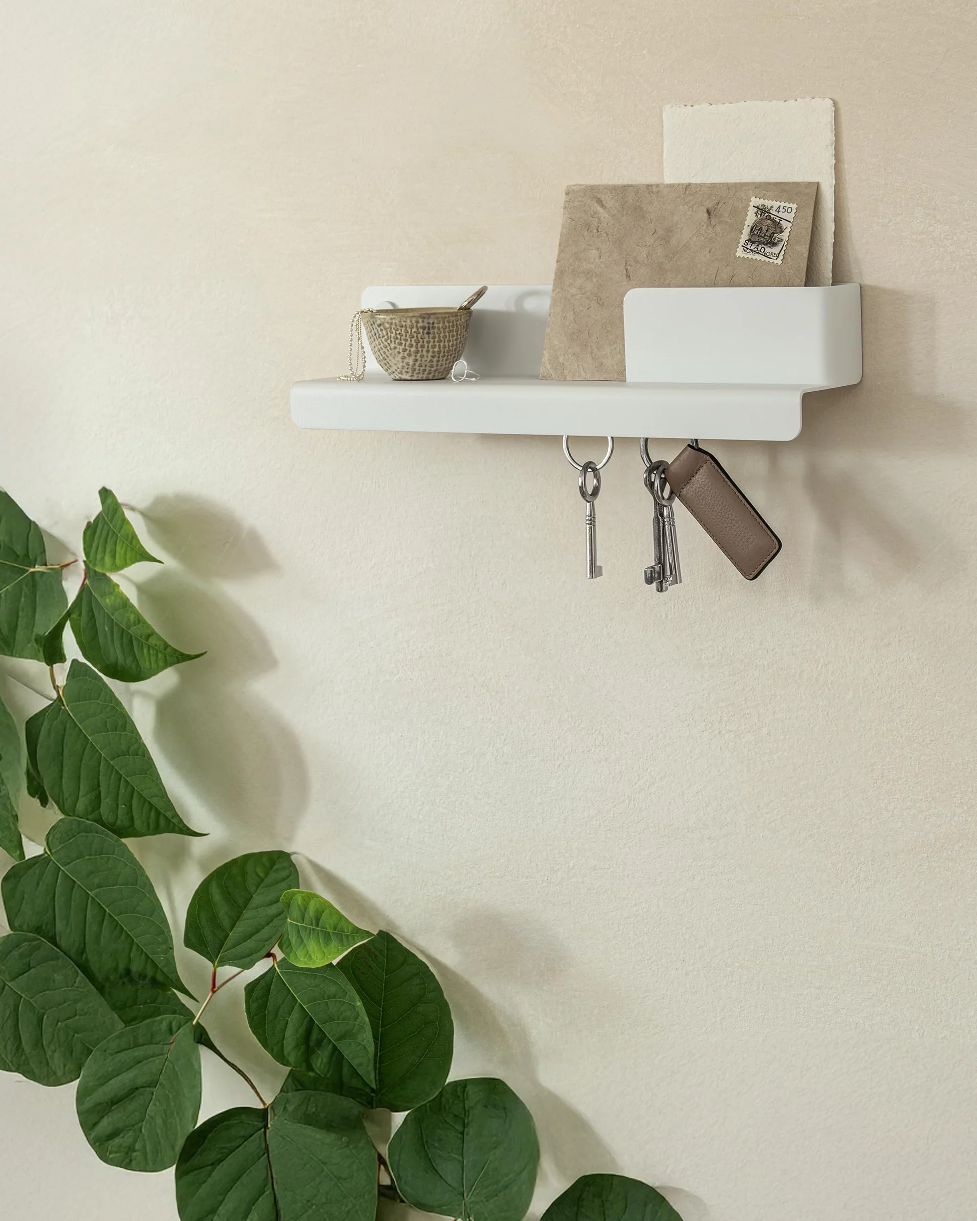 KAZAI. Wieszak na klucze 'Holmsen' | Minimalistyczny design wieszaków na klucze z Berlina | Nowoczesny uchwyt z metalową półką | Tablica jako mebel przedpokoju na ścianę | Biały