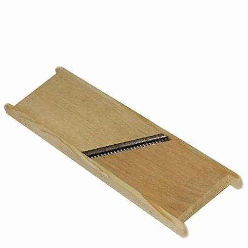 Tarka do marchwi, szerokość cięcia 2 mm, nadaje się też do ziół i warzyw; wymiary: 23 x 7 cm; z drewna