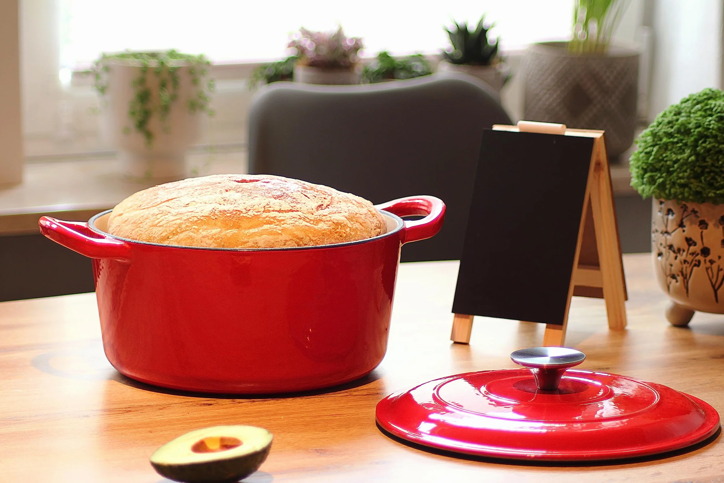 Echtwerk Cast Iron Dutch Oven with Enamel Coating, Cast Iron Pot, Roasting Dish with Lid, Bread Baking Pot Round, Suitable for Oven, Grill, BBQ and Induction, Red, 3.5 L