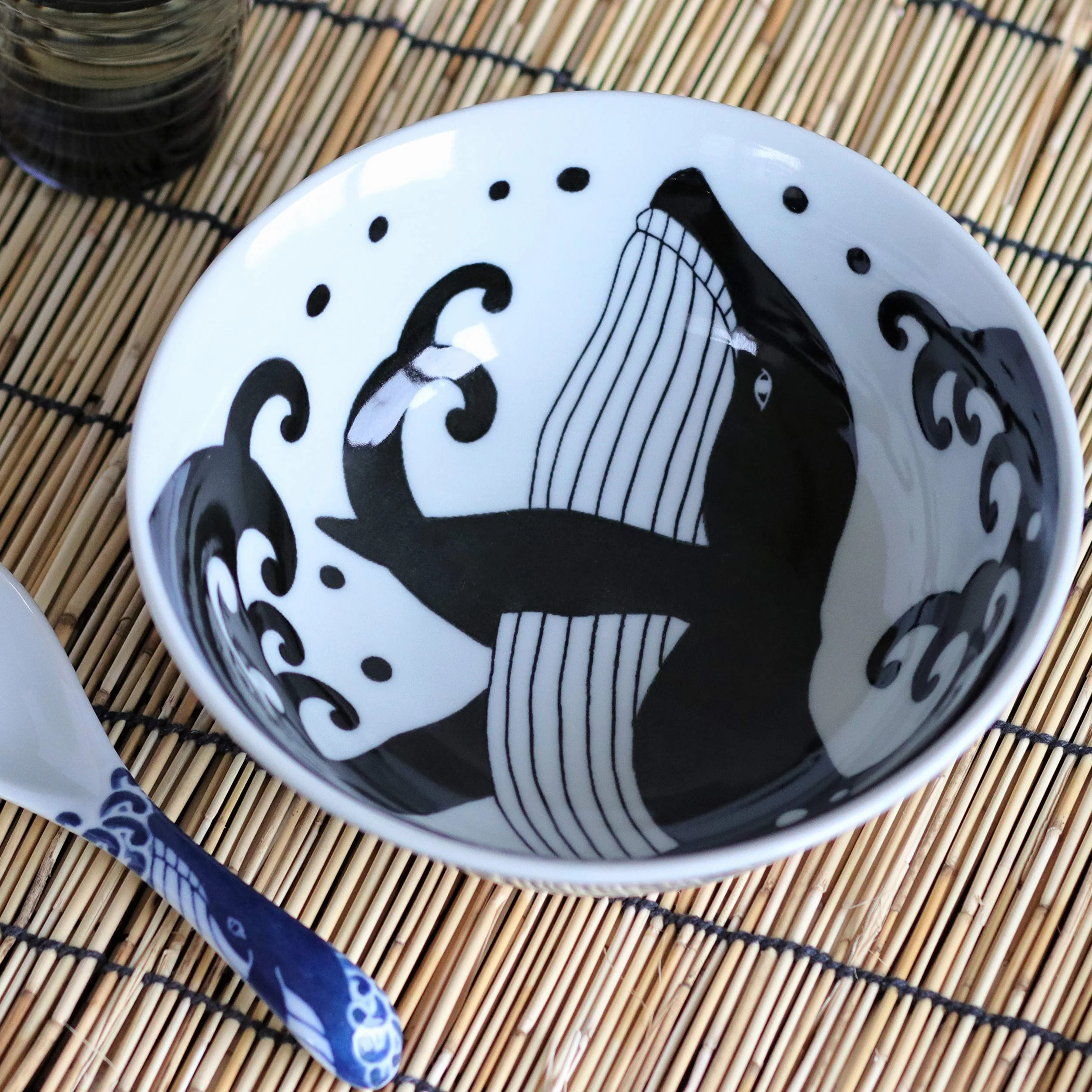 Mino-Yaki ceramiczna miska Ramen 20,7 cm 1,1 l wieloryb czarno-biały
