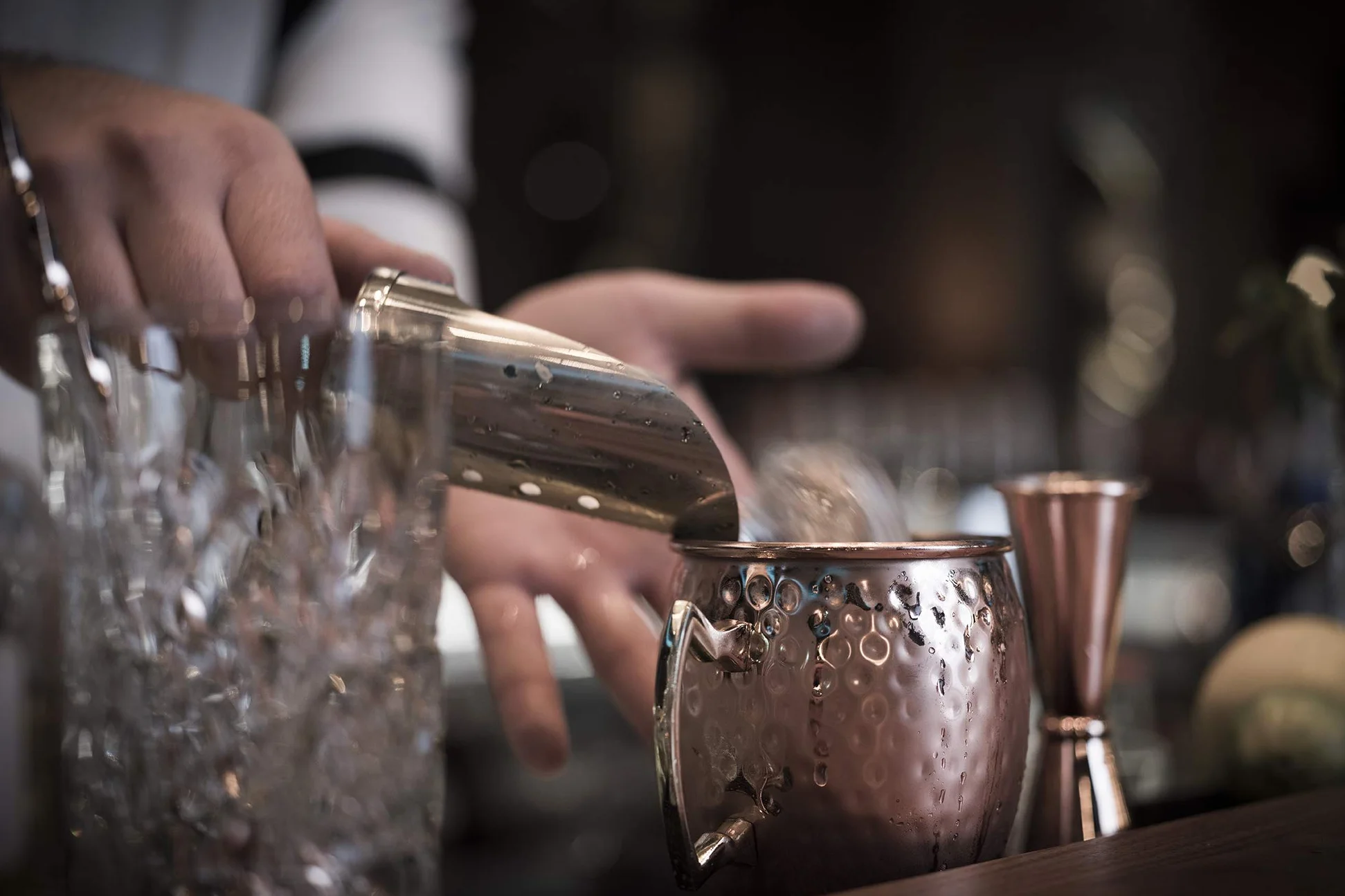 Buddy's Bar - Zestaw Moscow Mule, 2 x 500 ml kubki koktajlowe, 27 cm łyżka barowa, 5 cl miarka barowa & czarny wyciskacz do limonek, bezpieczny dla żywności, zestaw kubków koktajlowych wraz z pudełkiem upominkowym, miedź młotkowana