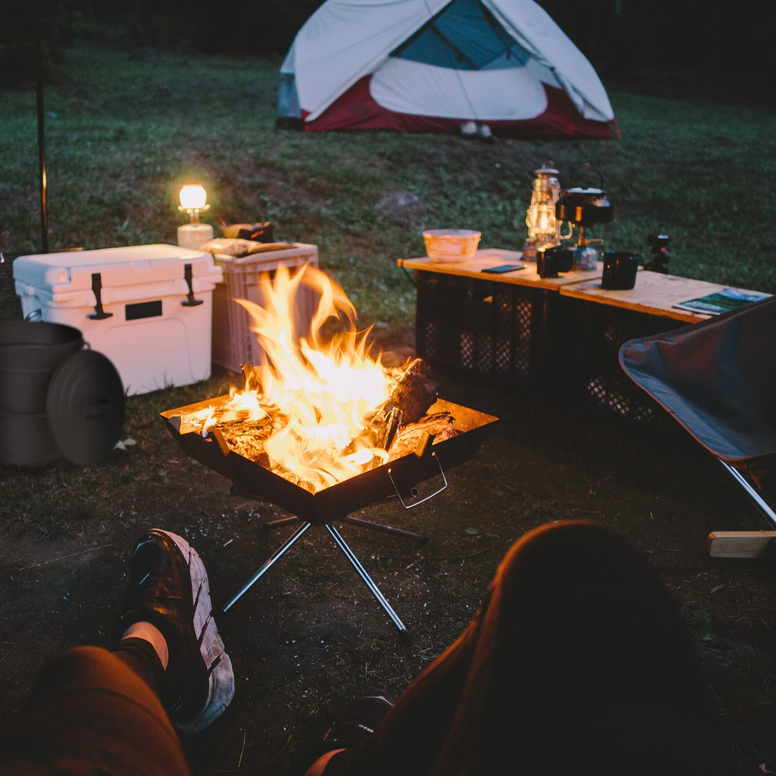 Relaxdays Wiadro na popiół z pokrywą 12 litrów stal czarny