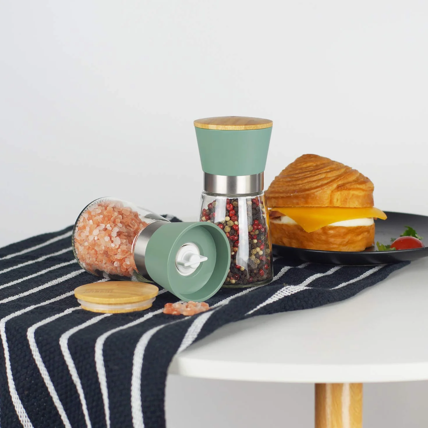 Vucchini Młynki do soli i pieprzu 2 zestawy z ceramicznym rdzeniem cynamonowym, regulowana grubość, zielony, bambusowy, młynki do przypraw, dom kuchnia urodziny, prezenty na parapetówkę