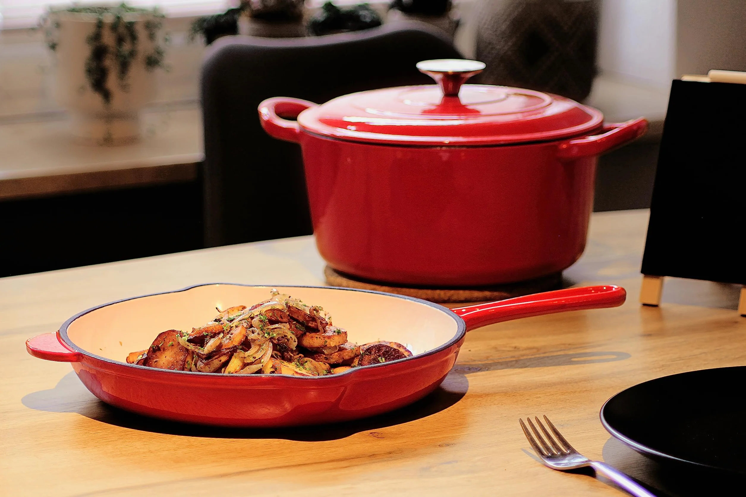 Echtwerk Cast Iron Dutch Oven with Enamel Coating, Cast Iron Pot, Roasting Dish with Lid, Bread Baking Pot Round, Suitable for Oven, Grill, BBQ and Induction, Red, 3.5 L